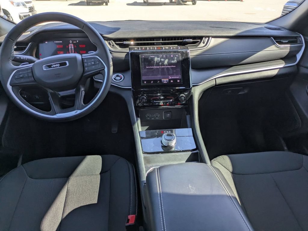 Used 2025 Jeep Grand Cherokee Laredo X RWD image 7