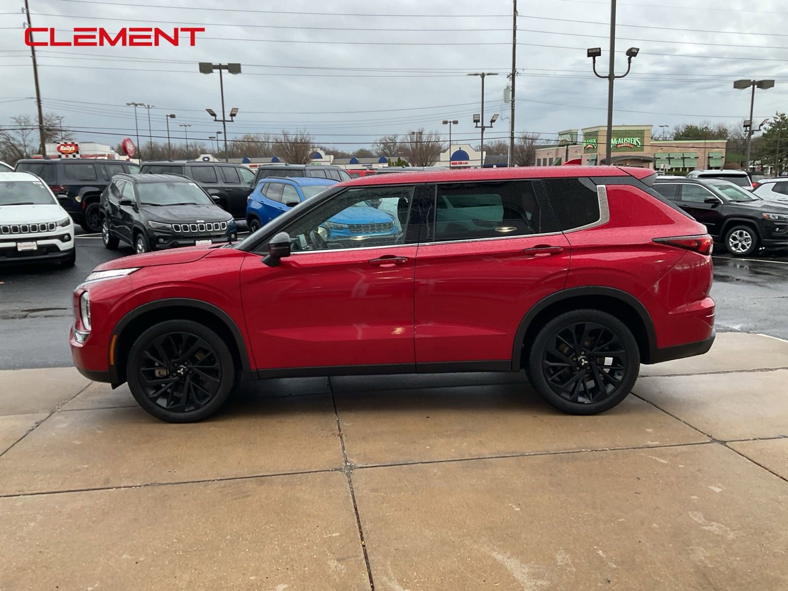 Used 2023 Mitsubishi Outlander SE image 2