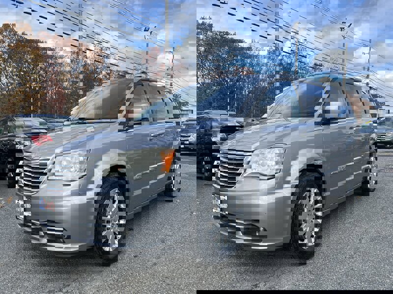 Used 2014 Chrysler Town & Country Touring image 1