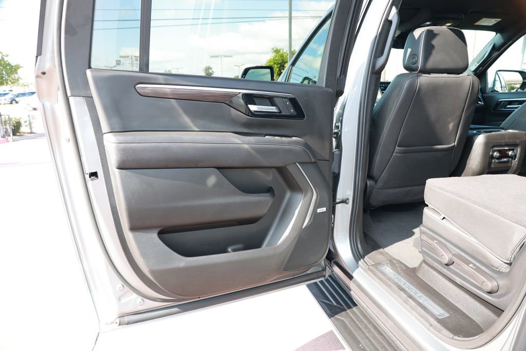 Used 2025 Chevrolet Suburban Premier image 32