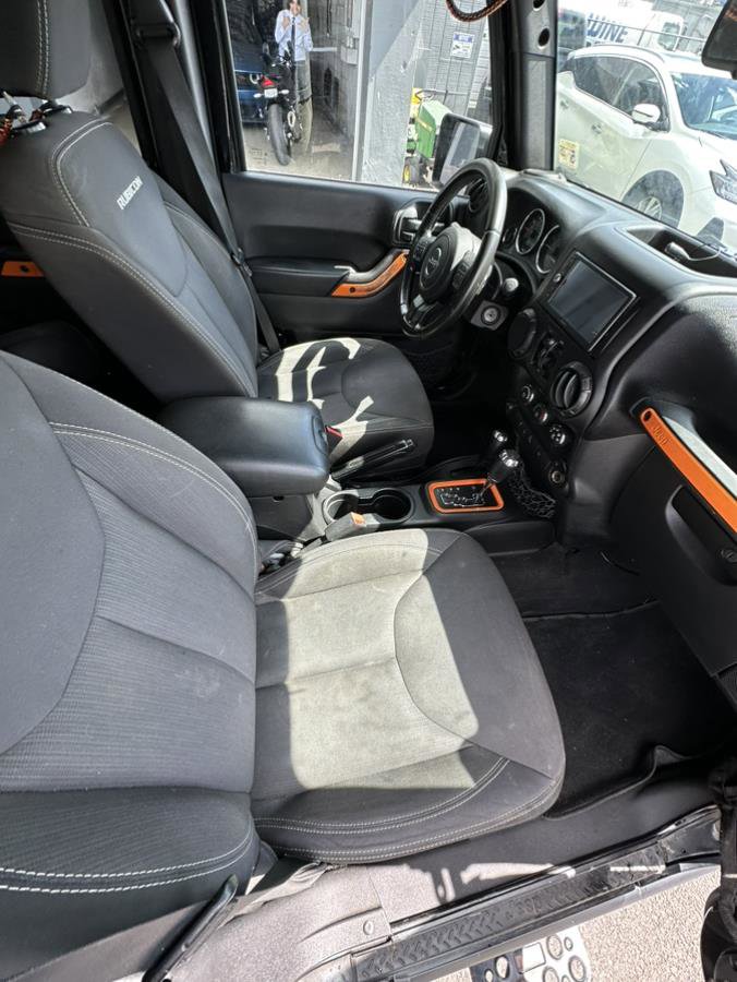 Used 2015 Jeep Wrangler Unlimited Rubicon w/ Connectivity Group AWD/4WD image 13