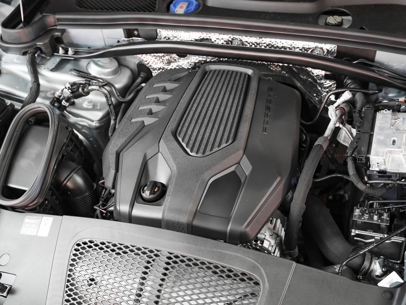 Certified 2025 Porsche Macan image 12