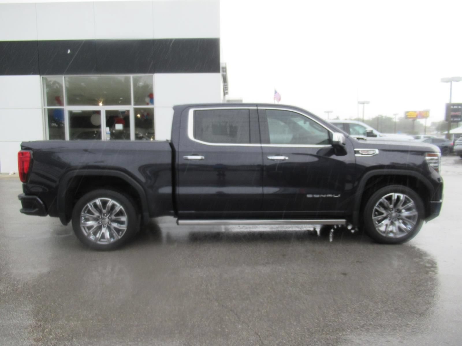 Used 2025 GMC Sierra 1500 Denali w/ Denali Reserve Package AWD/4WD image 2