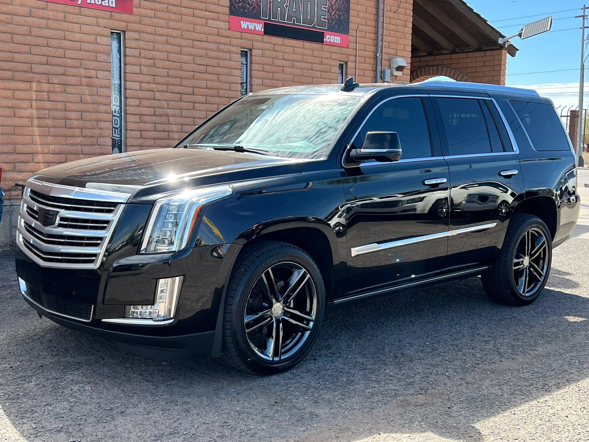 Used 2016 Cadillac Escalade Platinum AWD/4WD image 2