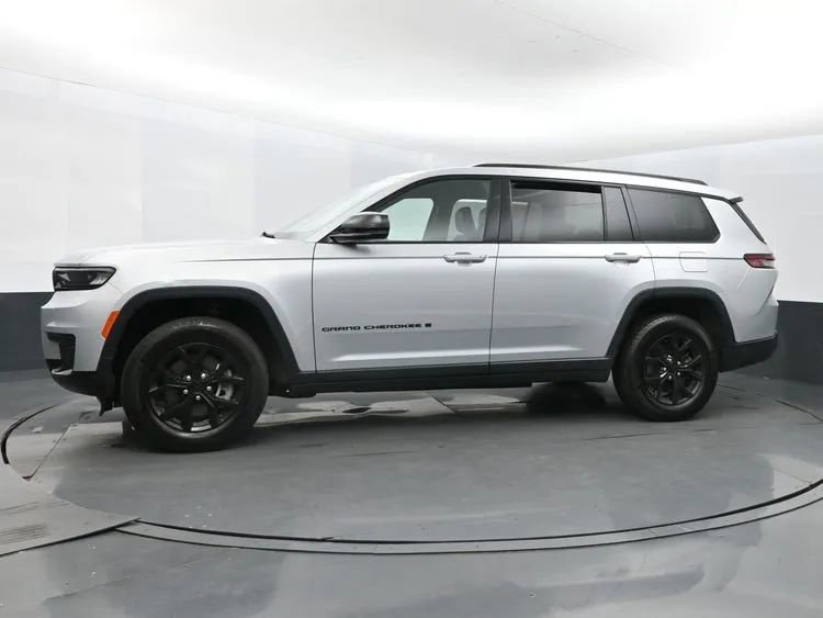 Used 2024 Jeep Grand Cherokee L Laredo image 5