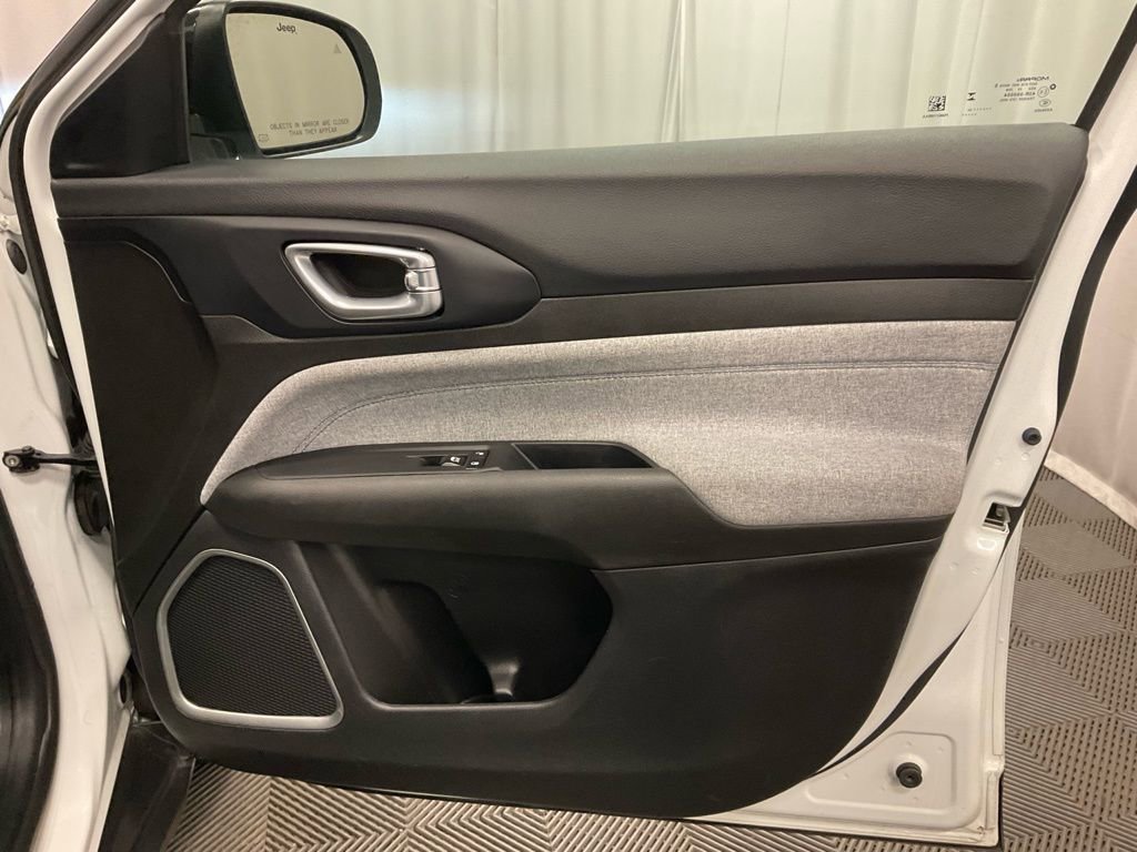 Used 2024 Jeep Compass Latitude image 30