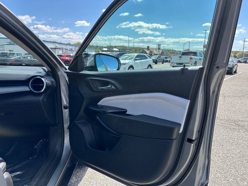 Used 2025 Chevrolet Trax LT FWD image 17