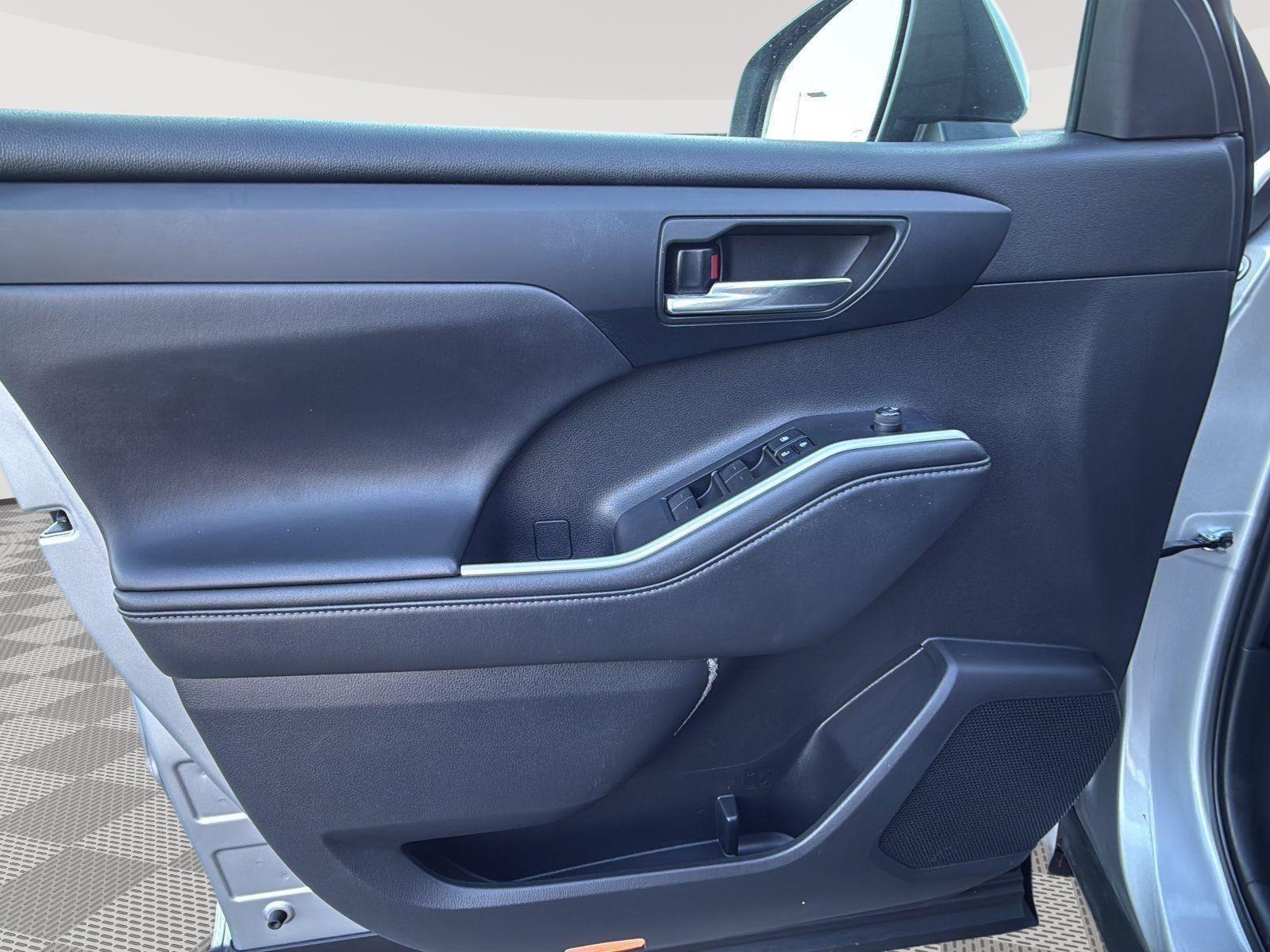 Used 2022 Toyota Highlander XLE image 15