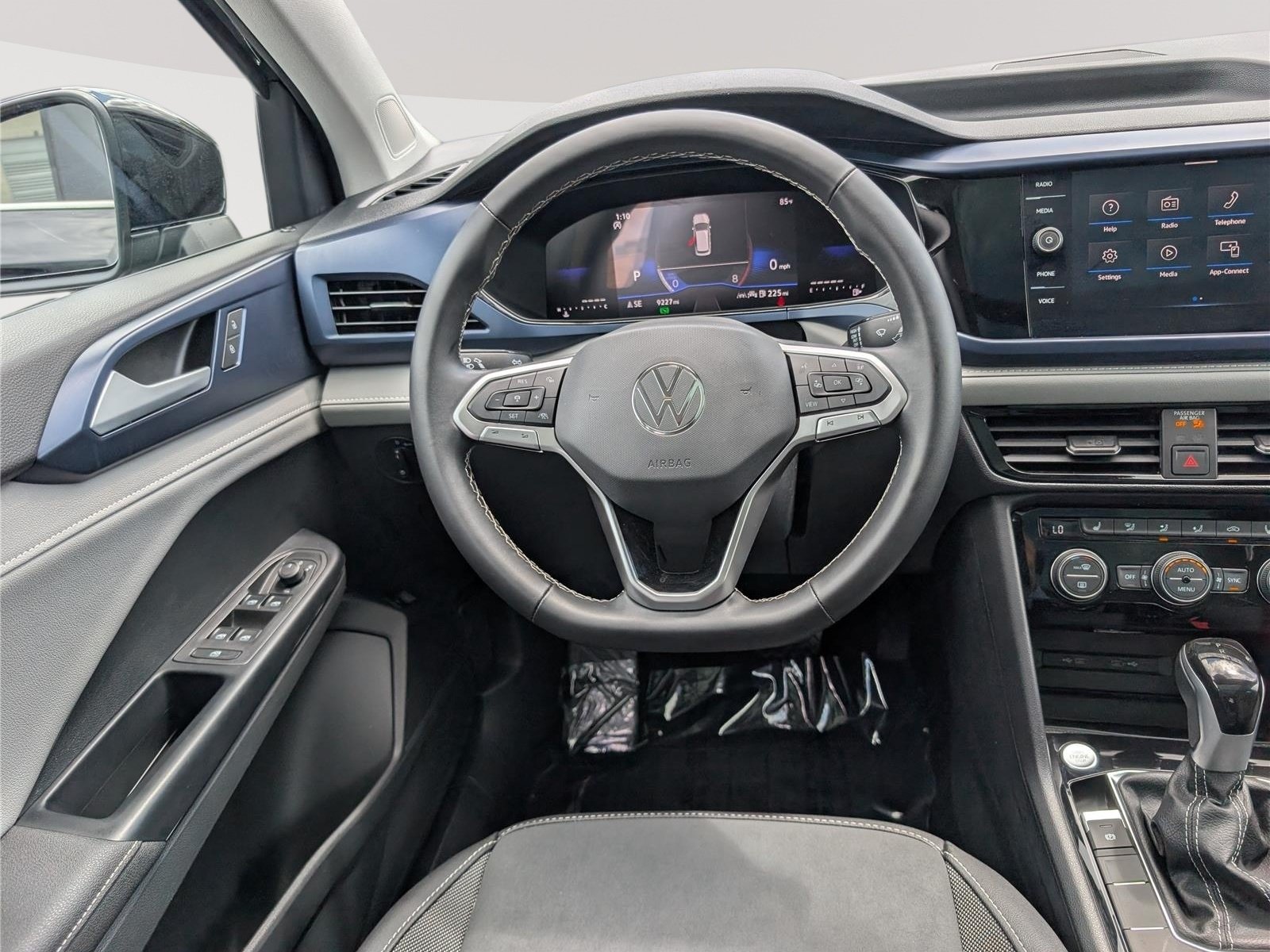 Used 2024 Volkswagen Taos SE w/ Panoramic Sunroof Package FWD image 17
