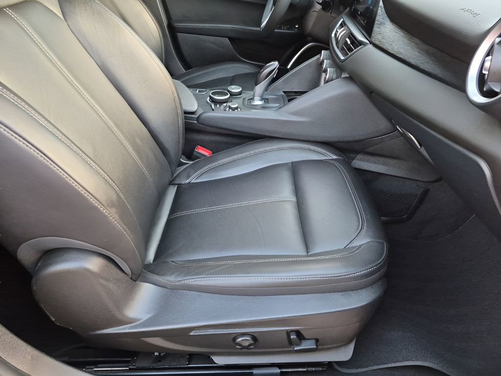 Used 2019 Alfa Romeo Giulia w/ Nero Edizione image 16