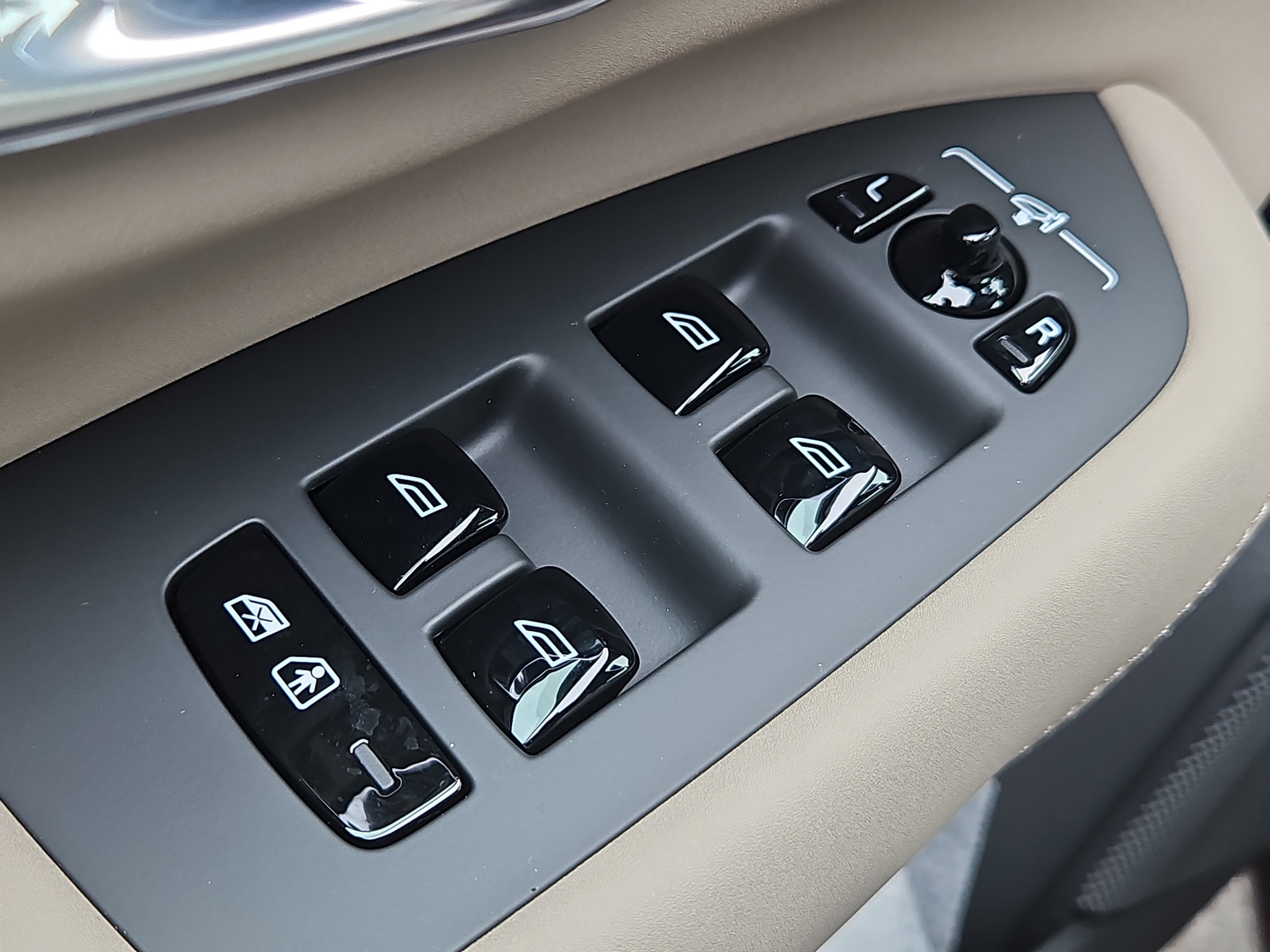 New 2026 Volvo XC90 T8 Plus w/ Protection Package Premier image 18