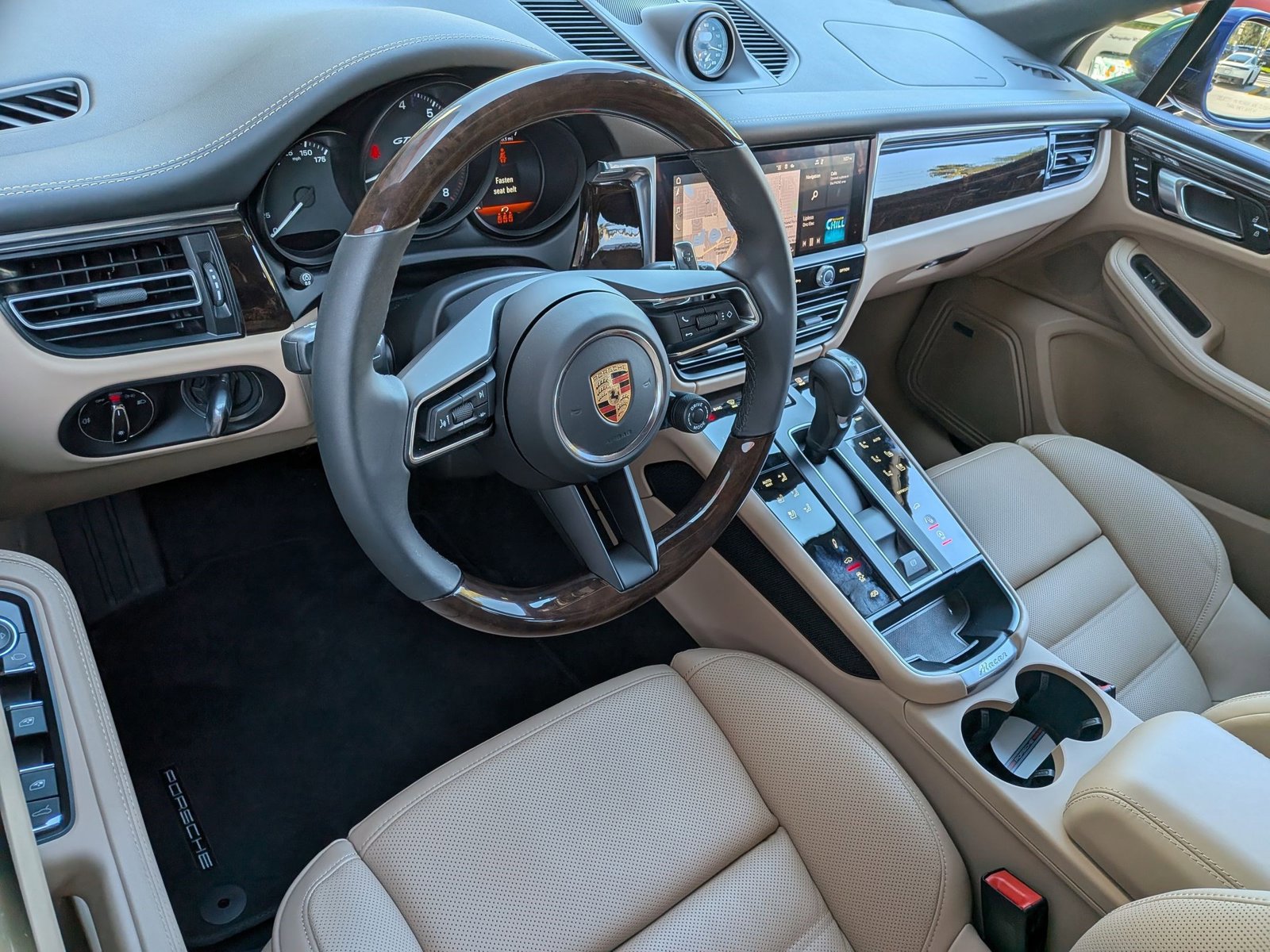 Certified 2025 Porsche Macan GTS image 4