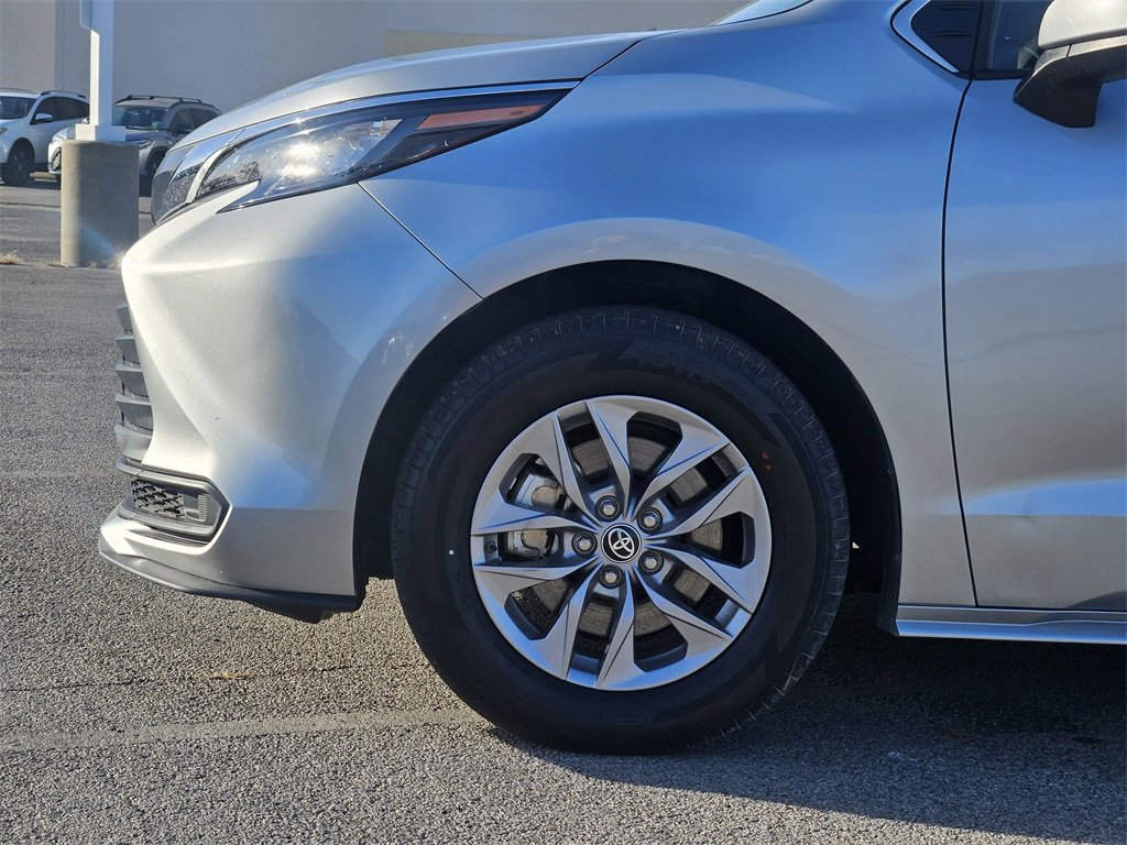 Used 2024 Toyota Sienna LE image 8