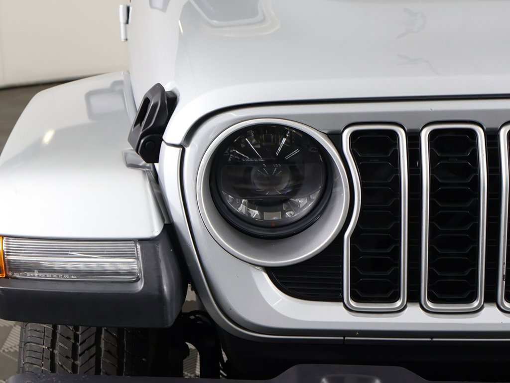 Used 2024 Jeep Wrangler Sahara image 11