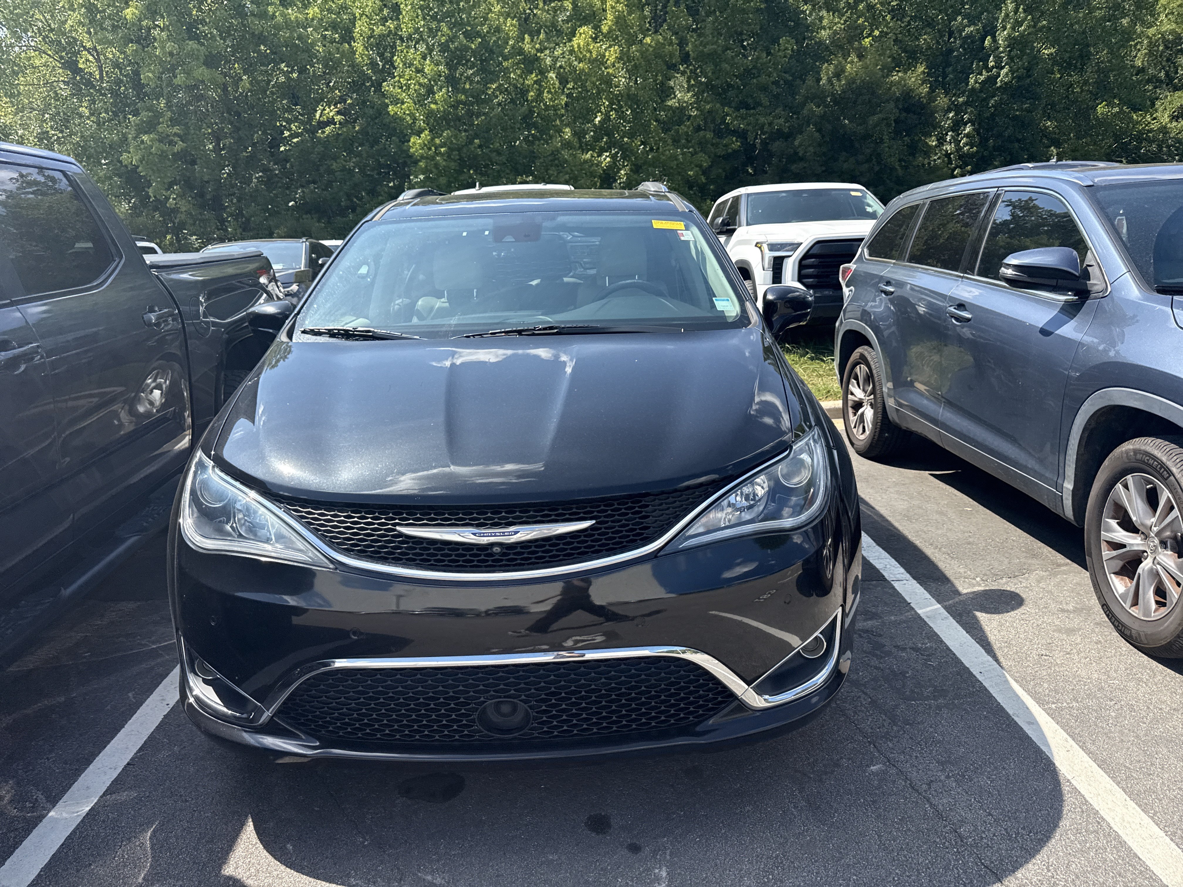 Used 2019 Chrysler Pacifica Touring-L Plus w/ Advanced Safetytec Group FWD image 2