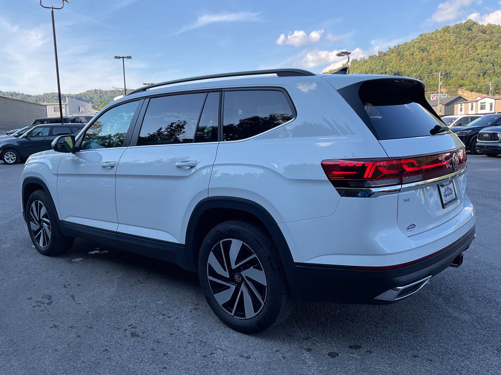 Used 2025 Volkswagen Atlas SE AWD/4WD image 4