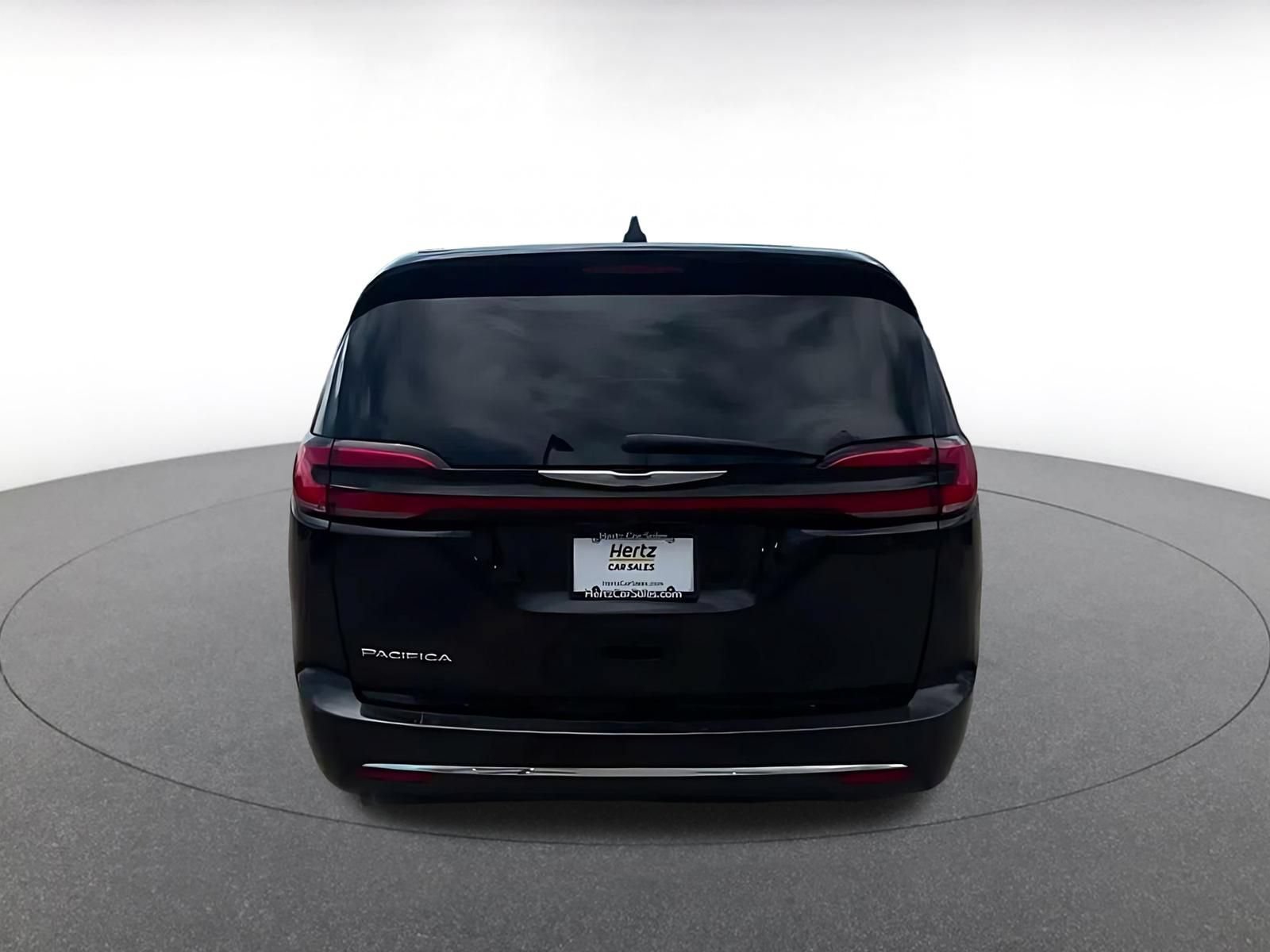Used 2024 Chrysler Pacifica Touring-L FWD image 10
