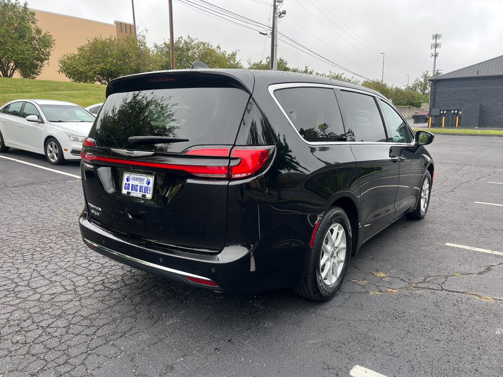 Used 2024 Chrysler Pacifica Touring-L FWD image 5