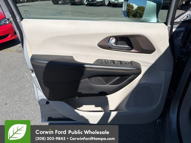 Used 2017 Chrysler Pacifica Touring-L FWD image 13