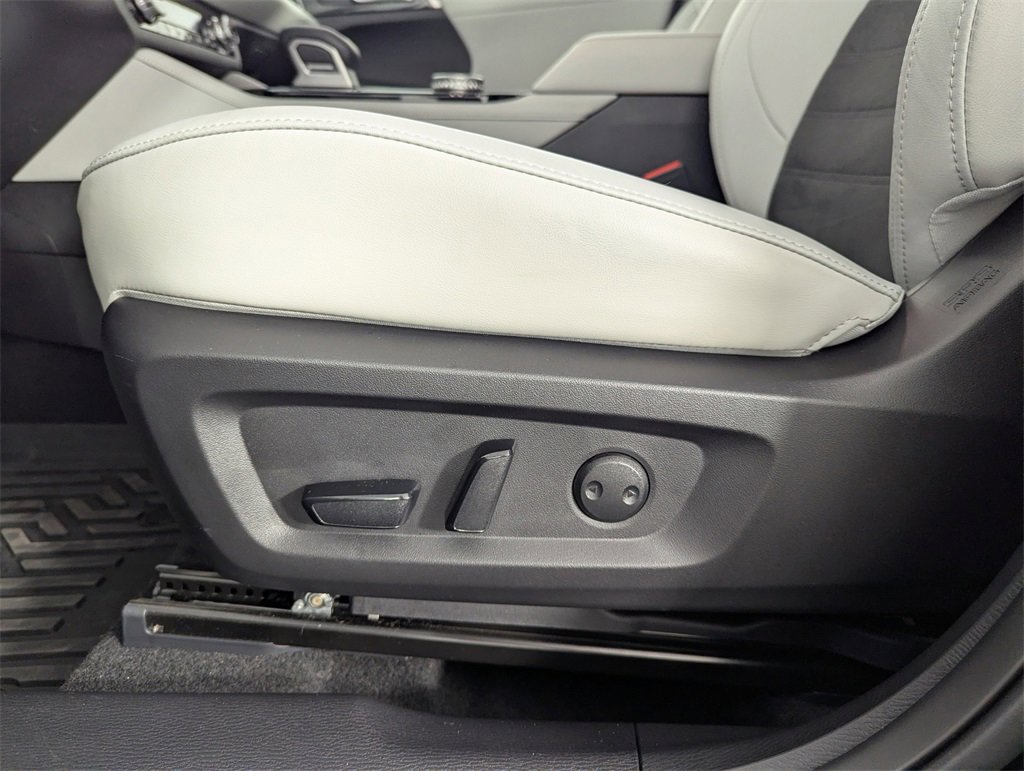 Used 2025 Mitsubishi Outlander SE image 13