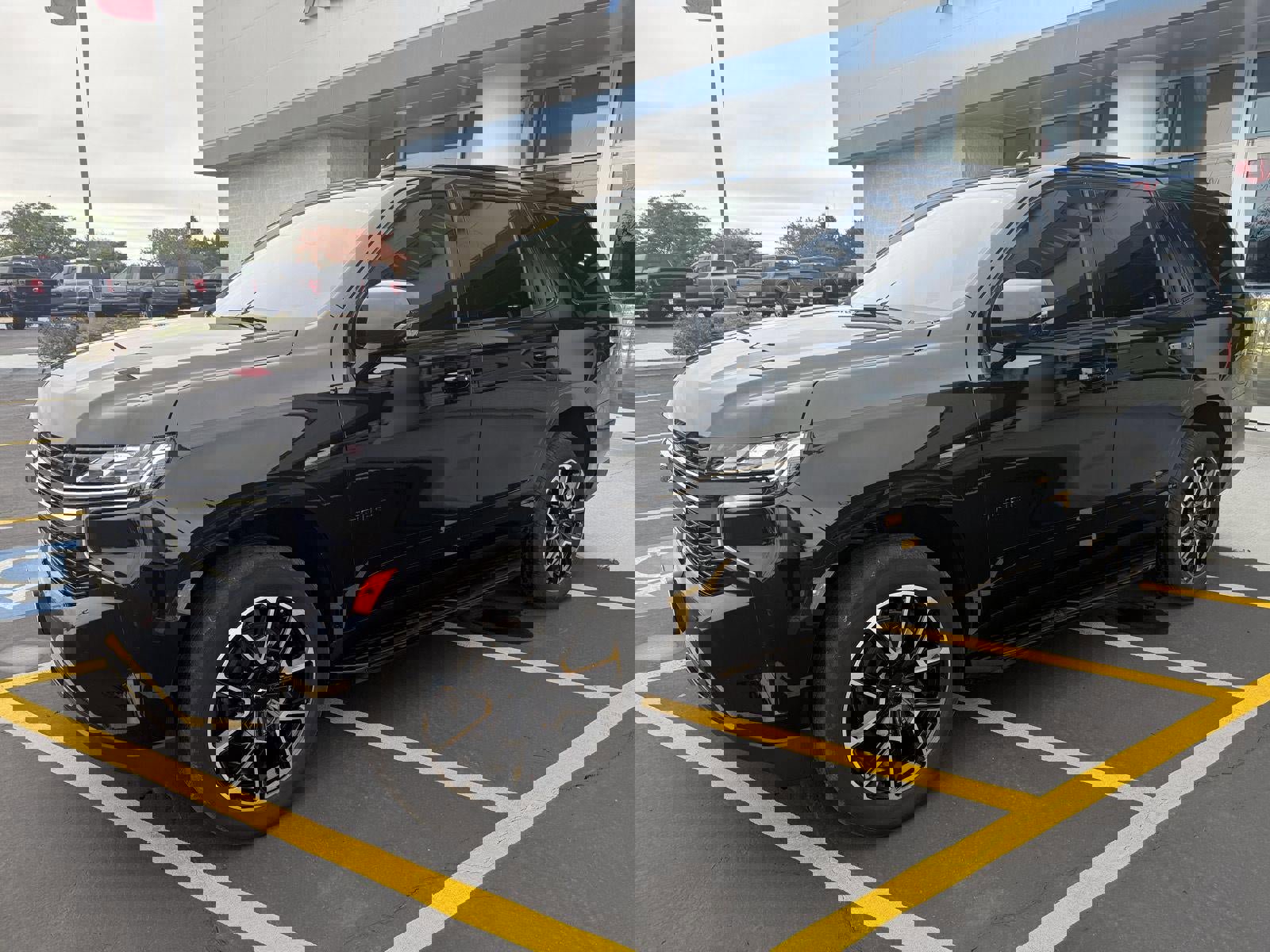 Used 2022 Chevrolet Tahoe RST w/ Luxury Package image 3