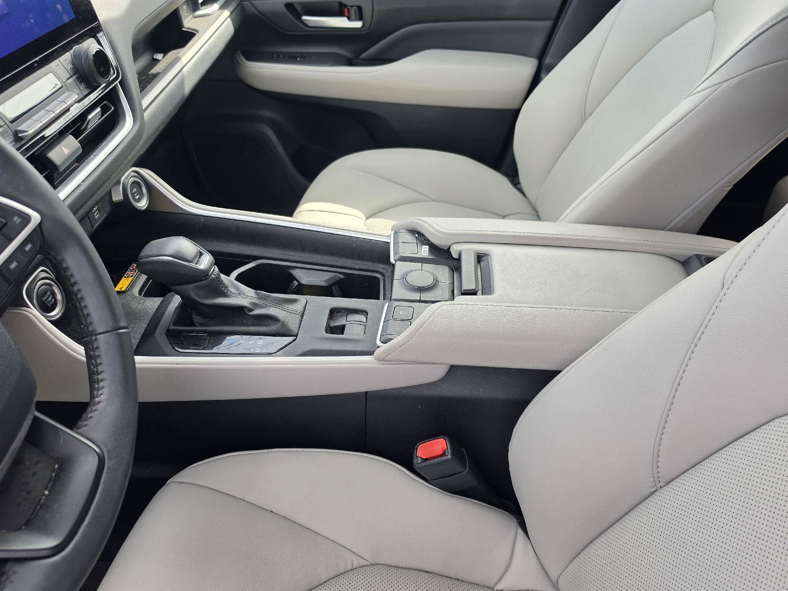 Used 2024 Toyota Grand Highlander AWD image 14