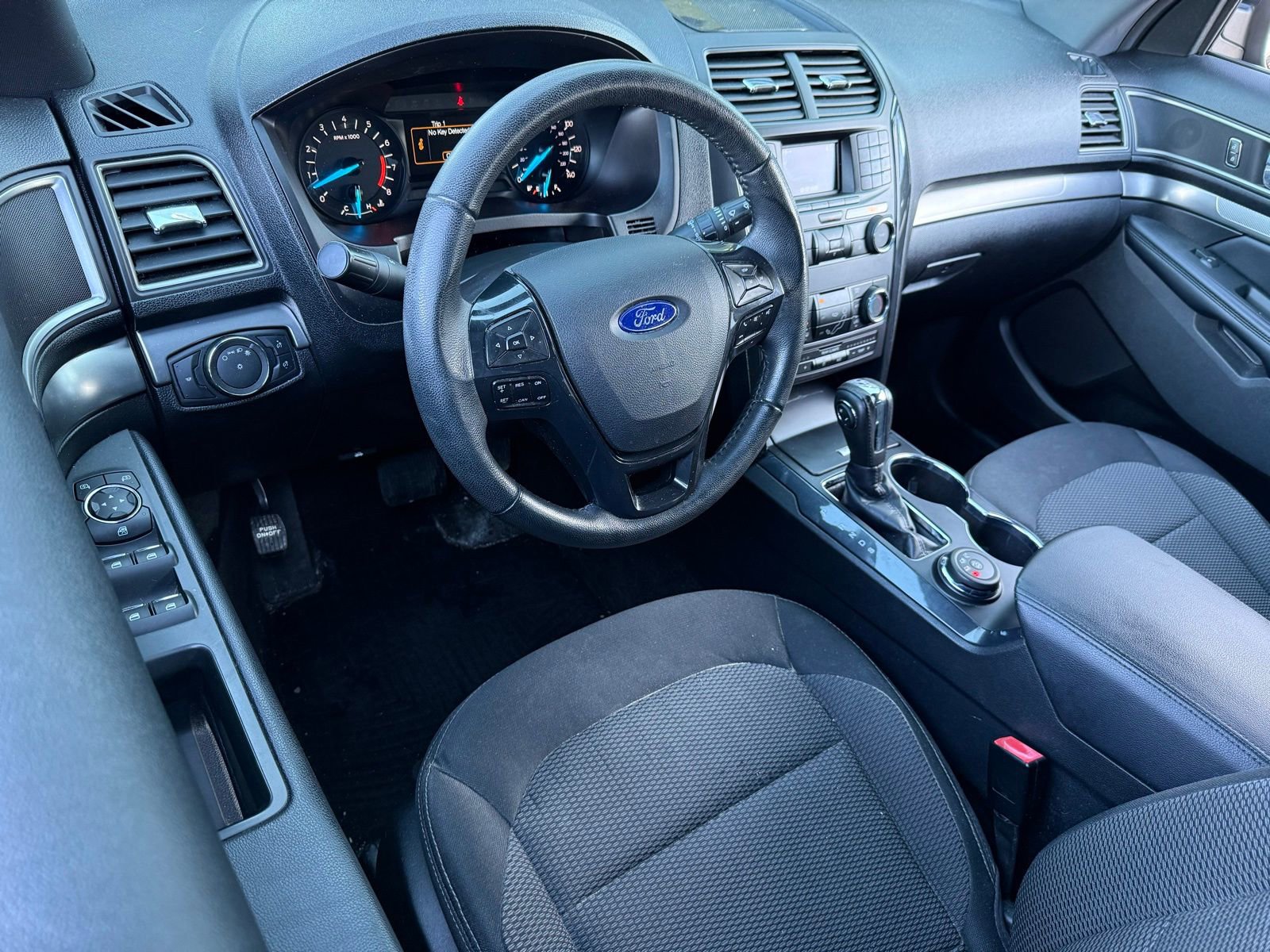 Used 2018 Ford Explorer XLT image 11