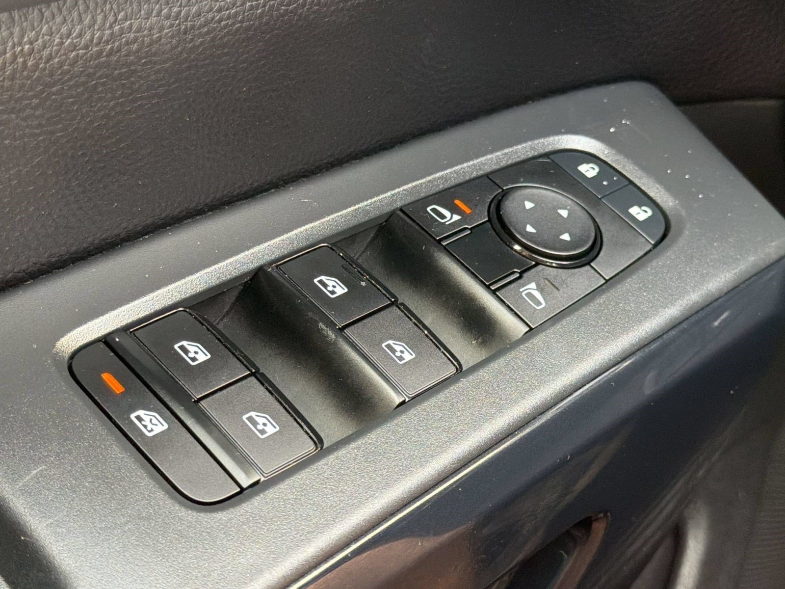 Used 2025 Nissan Pathfinder SV AWD/4WD image 30
