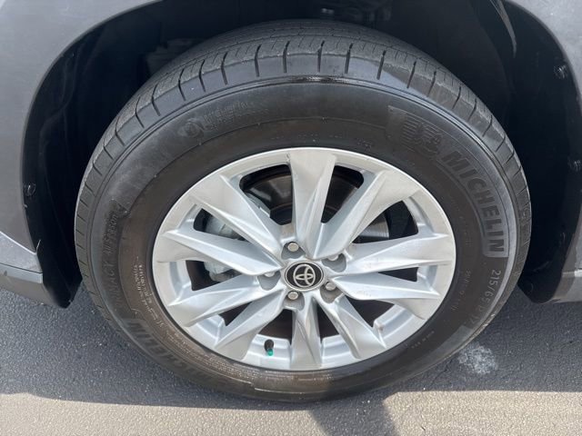 Used 2022 Toyota Corolla Cross LE w/ Moonroof Package image 12