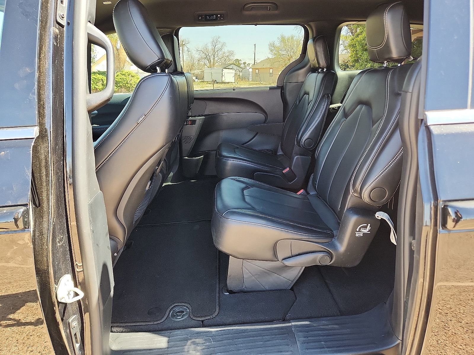 Used 2025 Chrysler Pacifica Select image 10