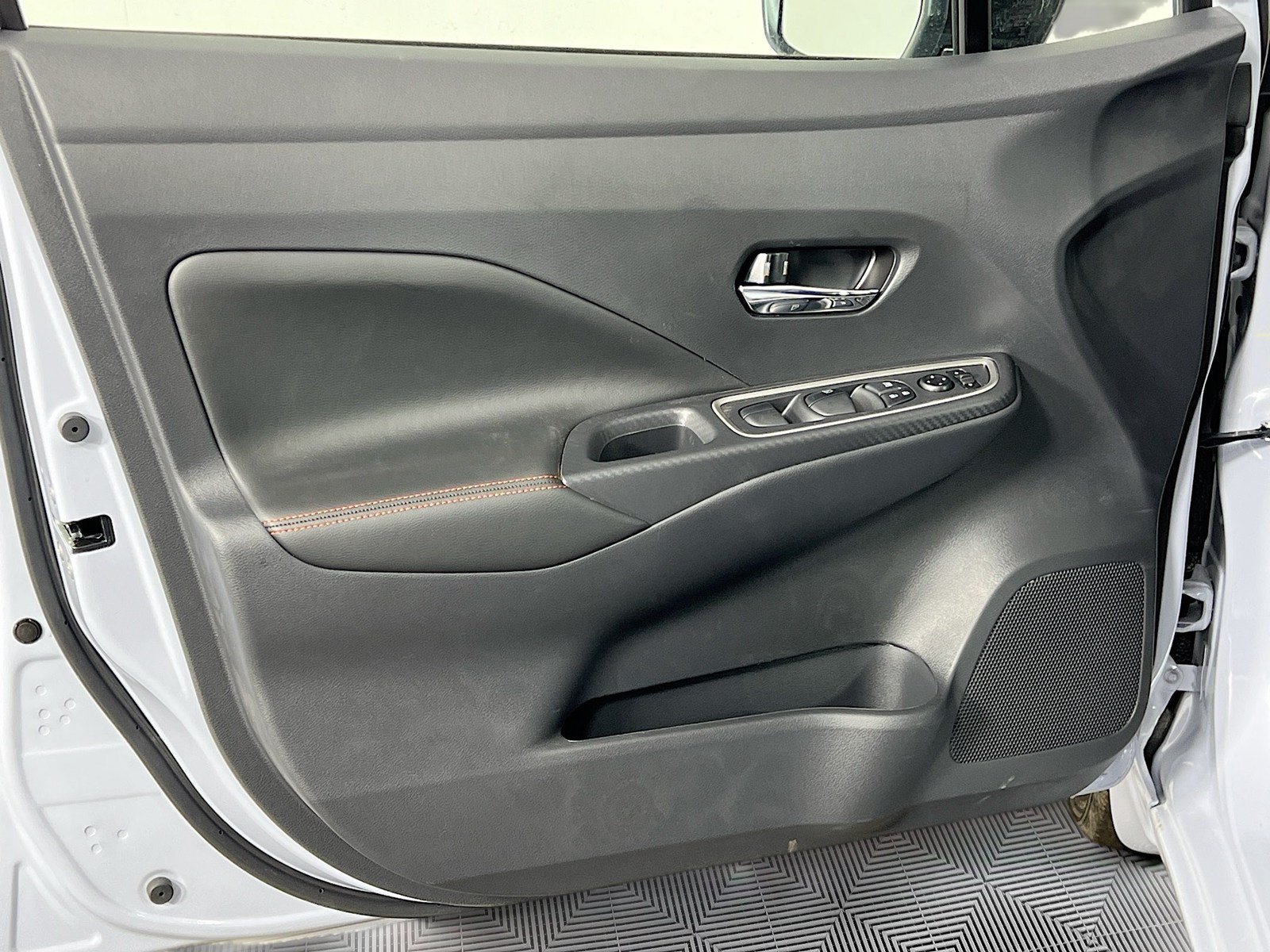 New 2025 Nissan Versa SR w/ Trunk Package FWD image 19
