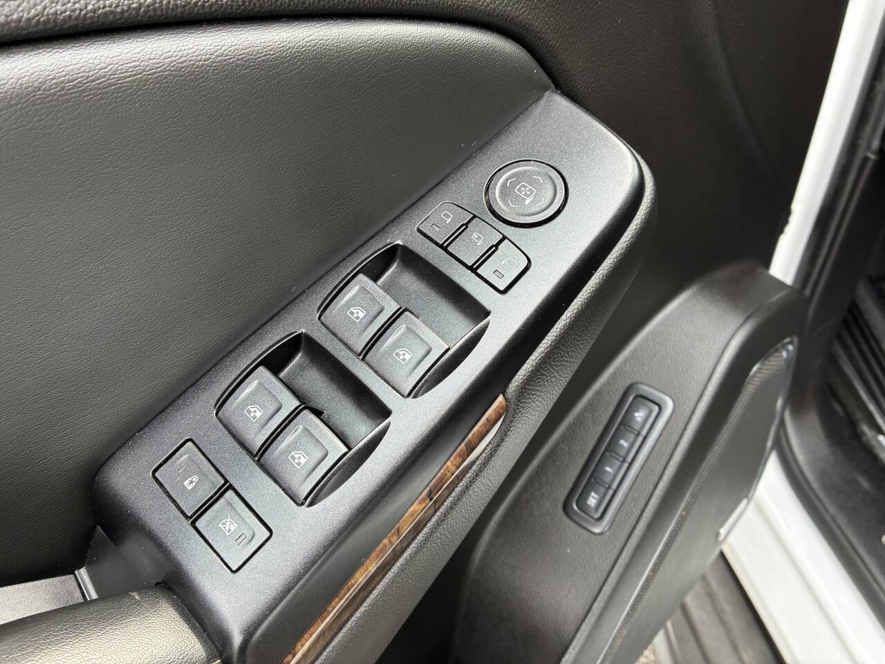 Used 2015 Chevrolet Suburban LT w/ Luxury Package AWD/4WD image 32