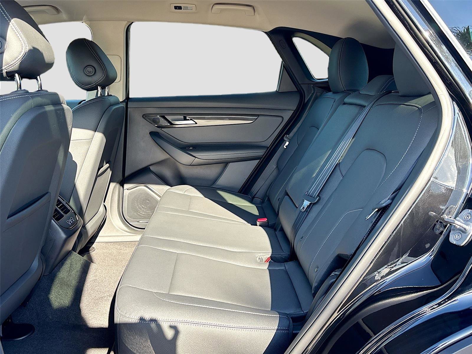 New 2025 VinFast VF 8 Eco image 24