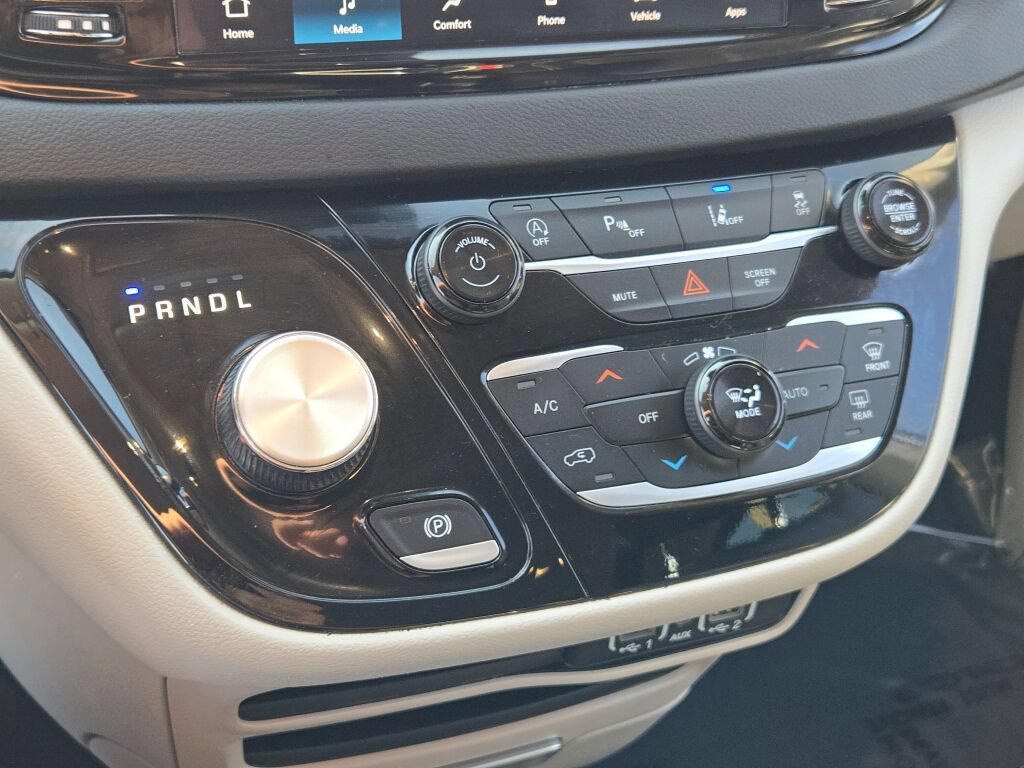 Used 2023 Chrysler Pacifica Touring-L FWD image 9