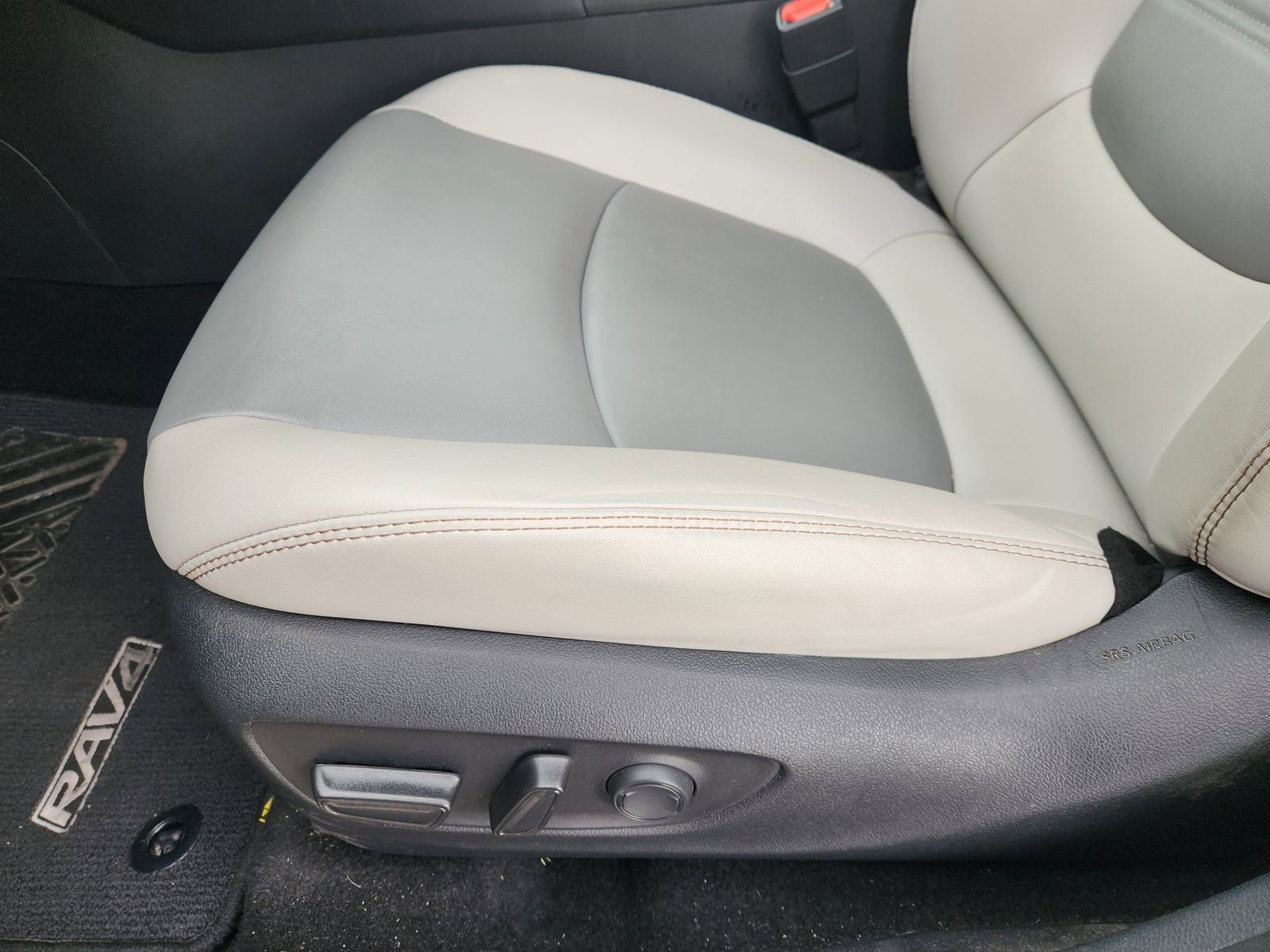 Used 2023 Toyota RAV4 XLE Premium image 29