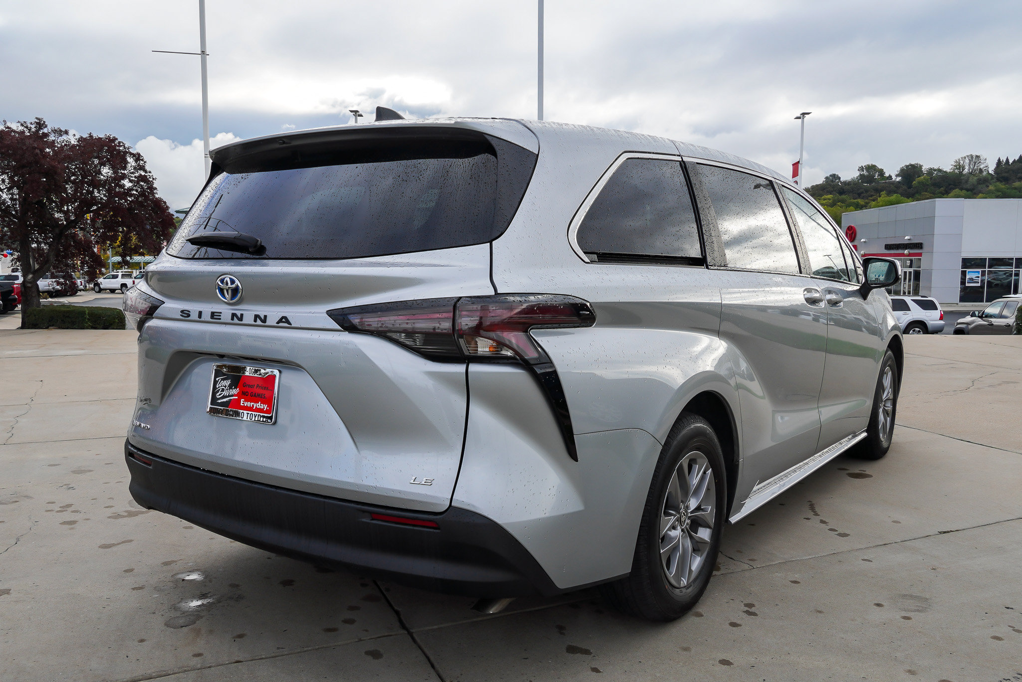 Certified 2025 Toyota Sienna LE AWD/4WD image 8