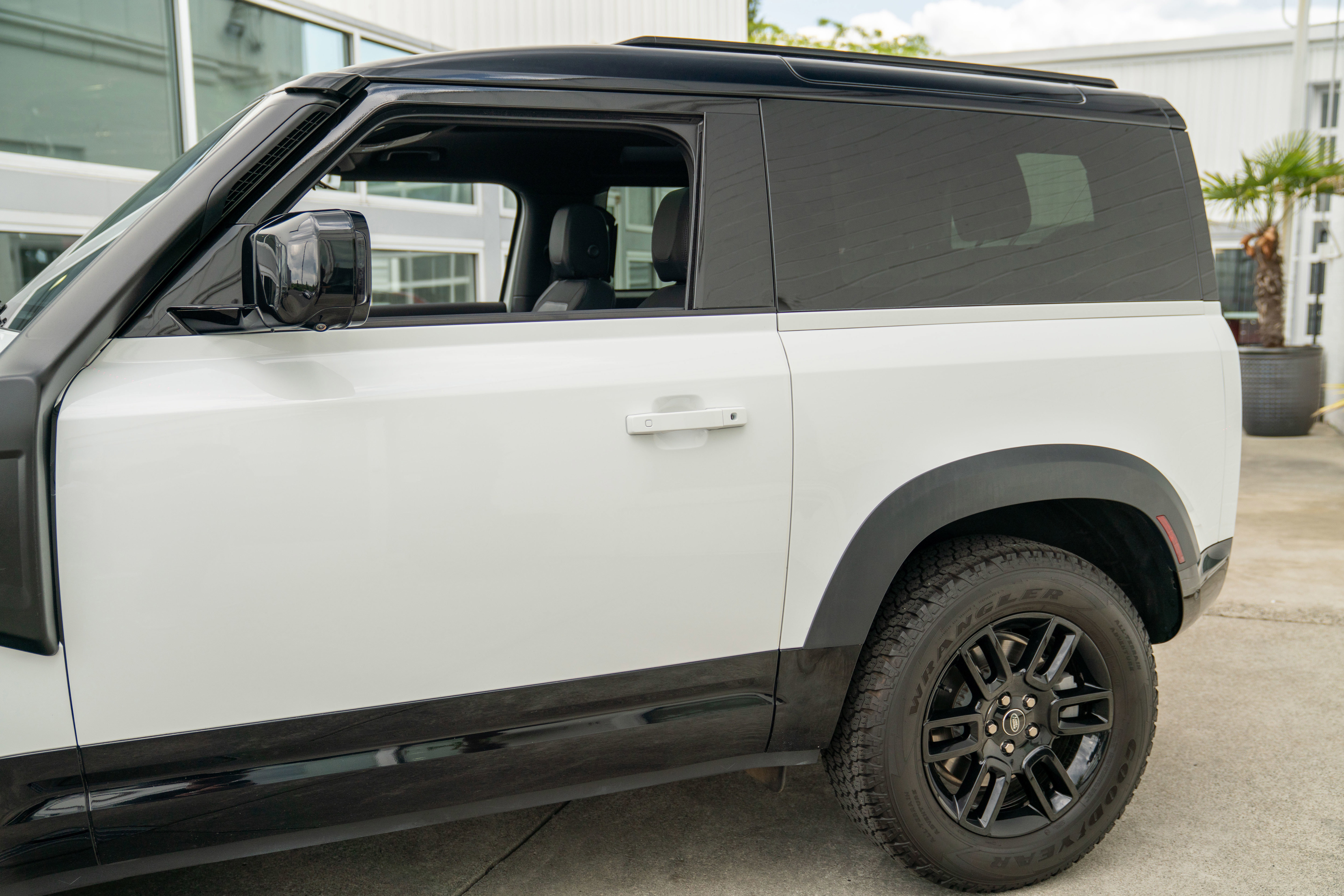 Used 2022 Land Rover Defender 90 X-Dynamic S image 6