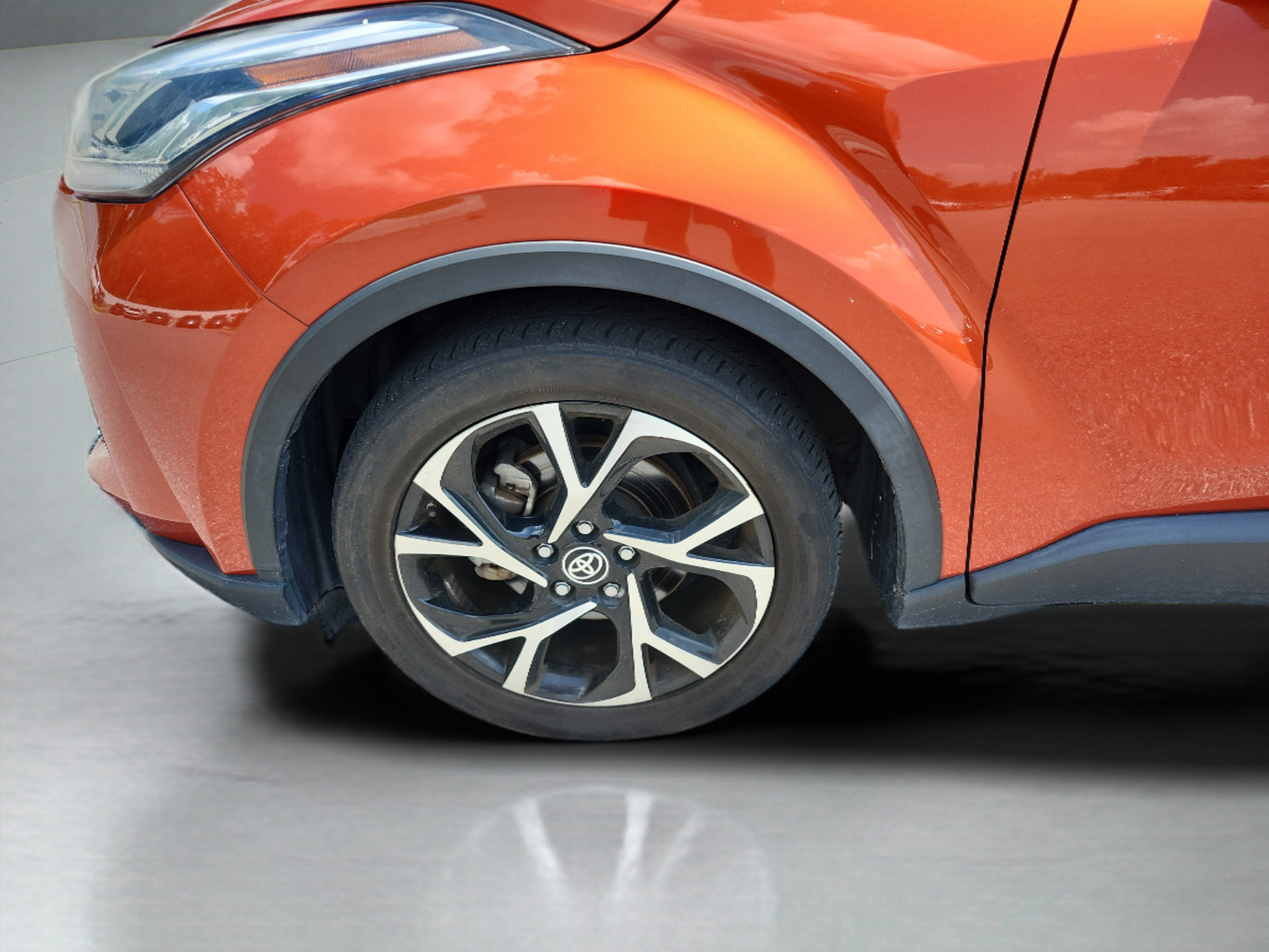 Used 2020 Toyota C-HR XLE FWD image 9