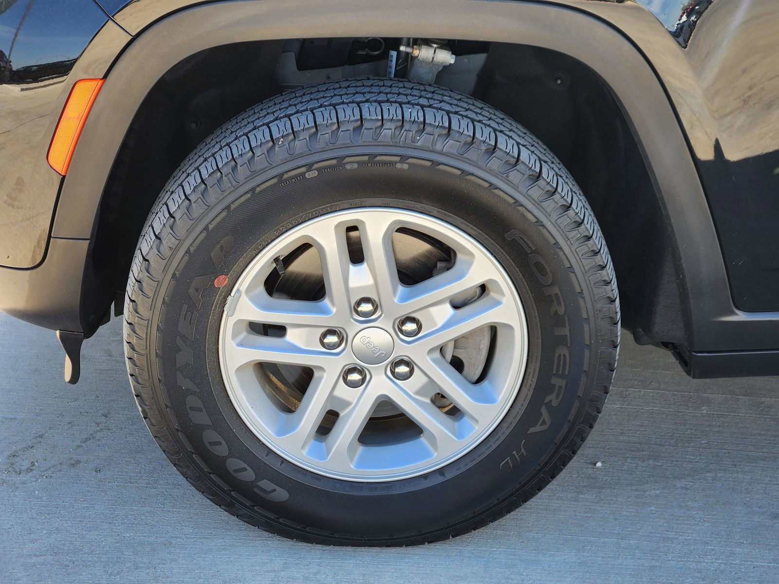 Used 2025 Jeep Grand Cherokee Laredo w/ Luxury Tech Group I image 11