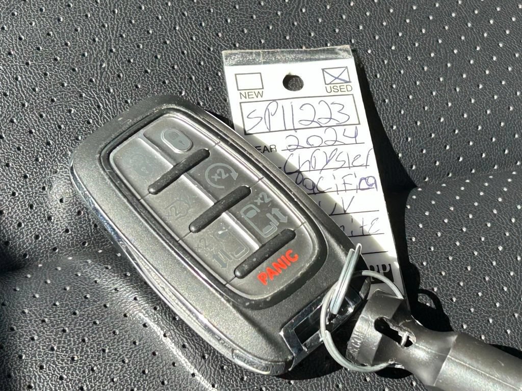 Used 2024 Chrysler Pacifica Limited FWD image 59