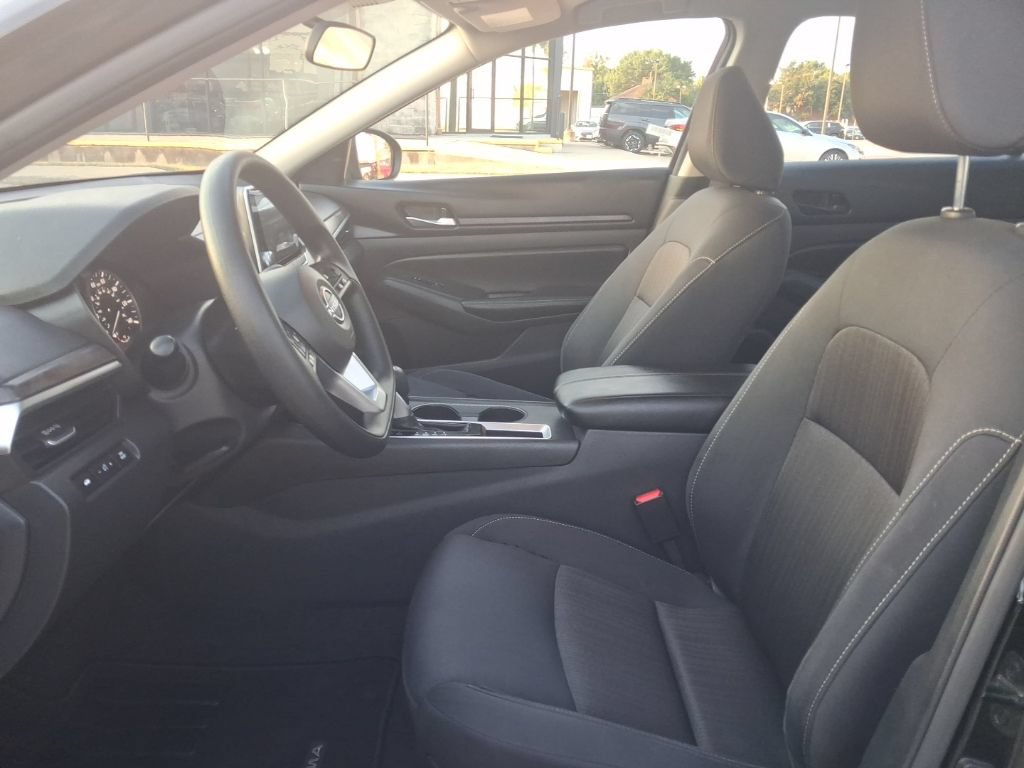 Used 2025 Nissan Altima 2.5 SV FWD image 4