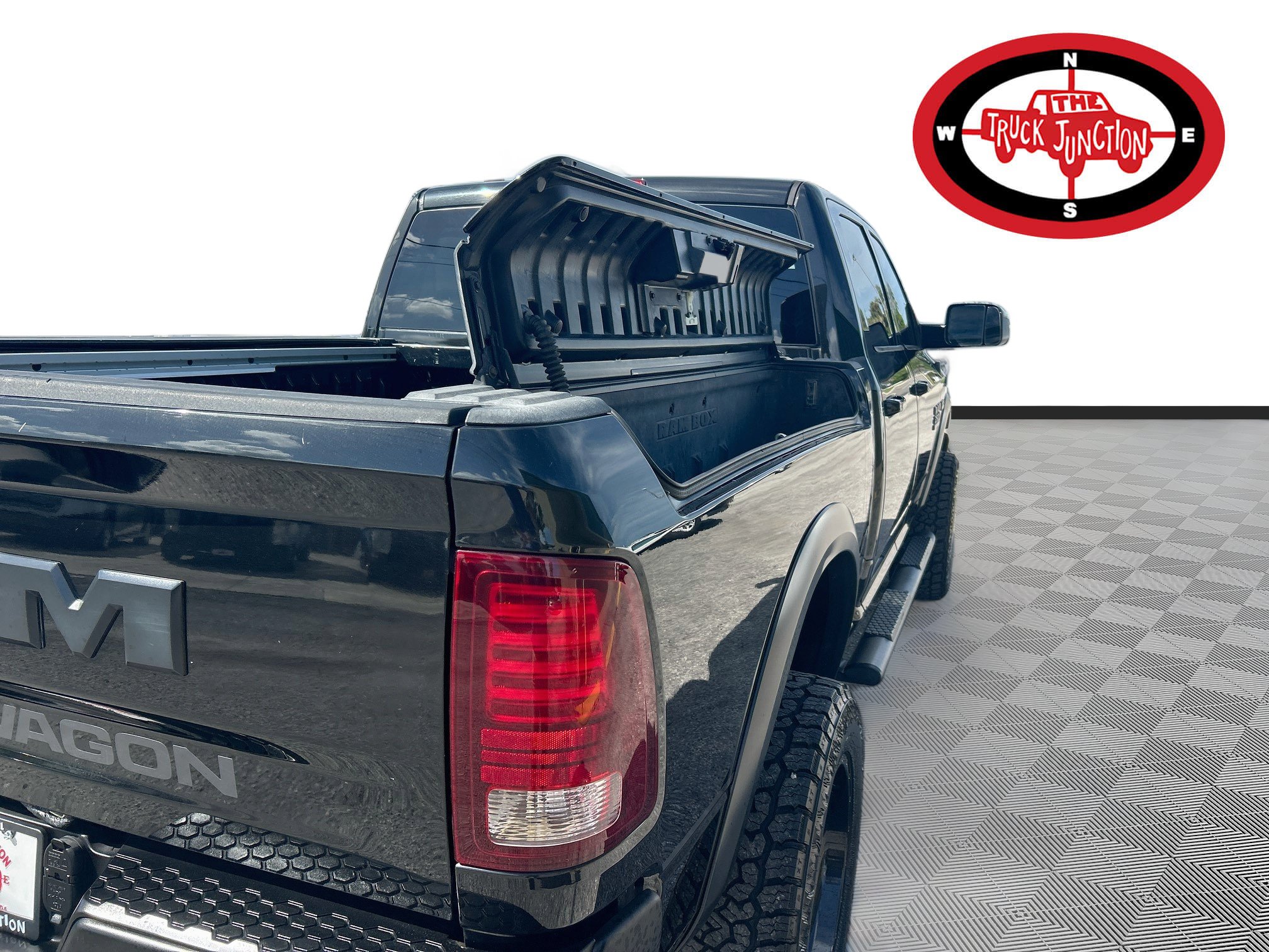 Used 2018 RAM 2500 Power Wagon w/ Leather & Luxury Group AWD/4WD image 27