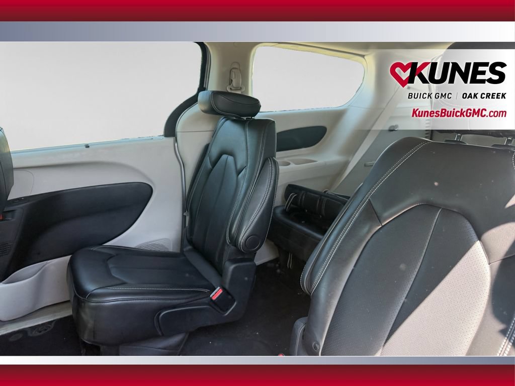 Used 2024 Chrysler Pacifica Touring-L FWD image 34