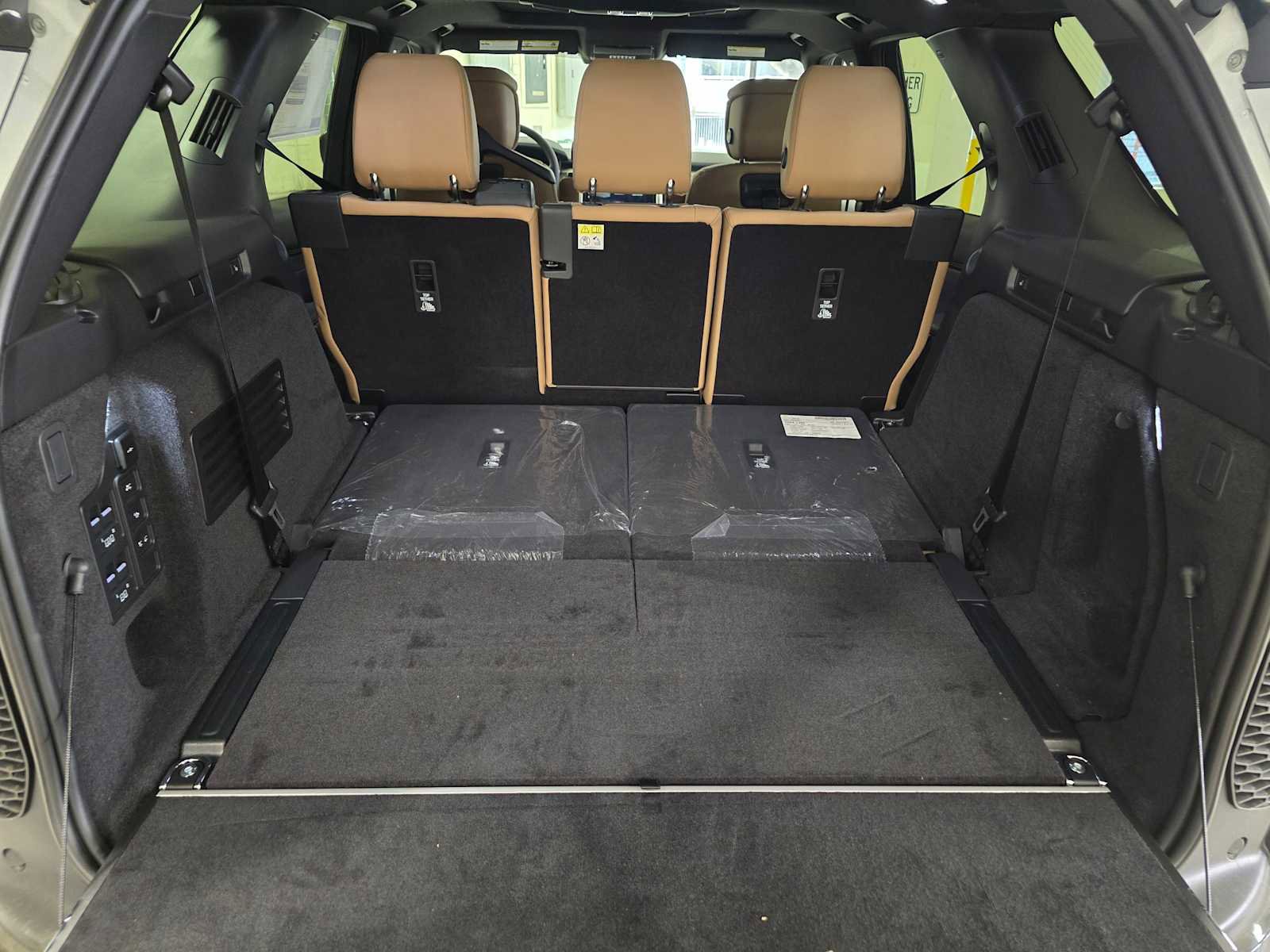 New 2026 Land Rover Discovery Limited Edition AWD/4WD image 15