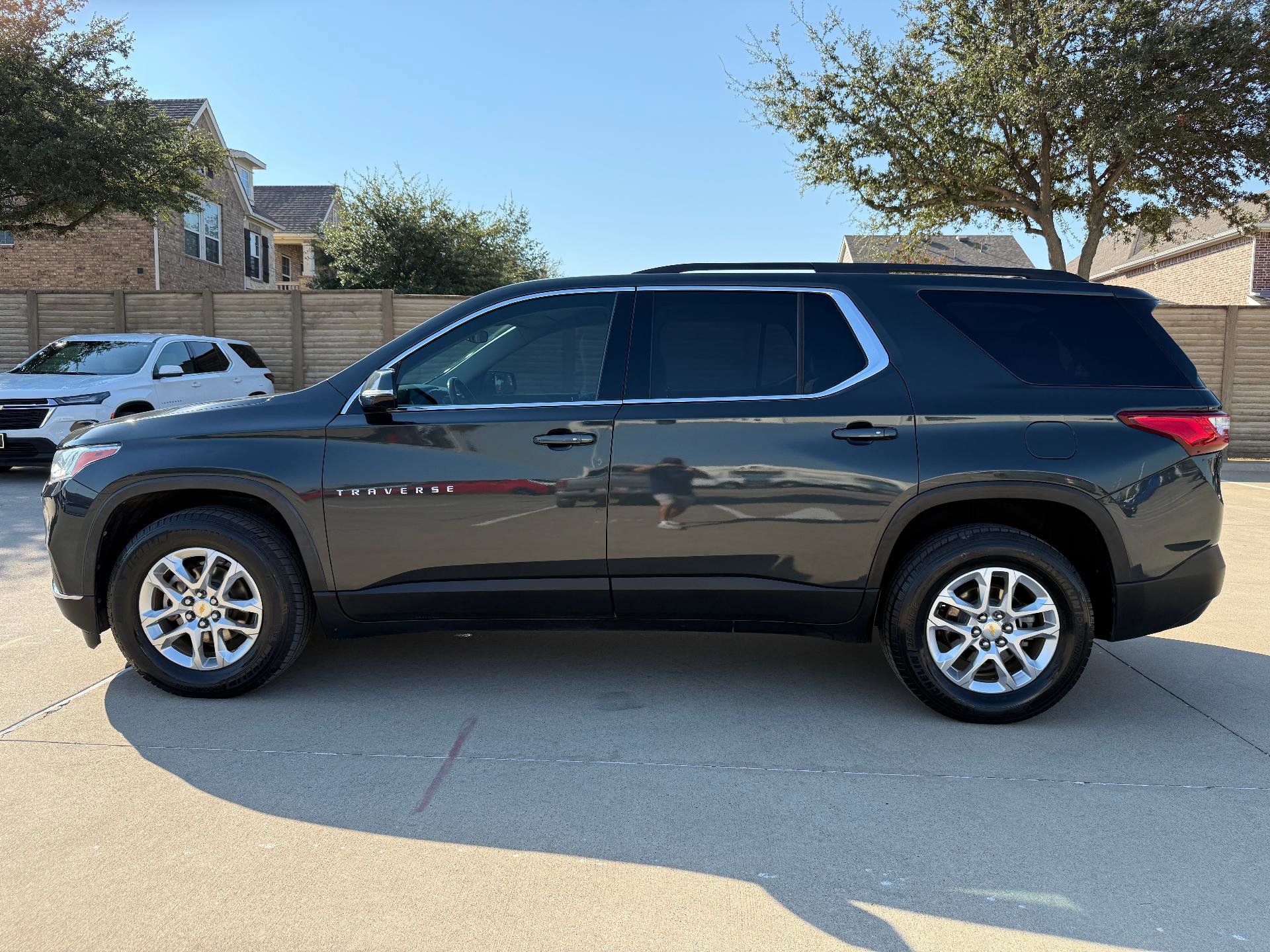 Used 2020 Chevrolet Traverse LT image 3