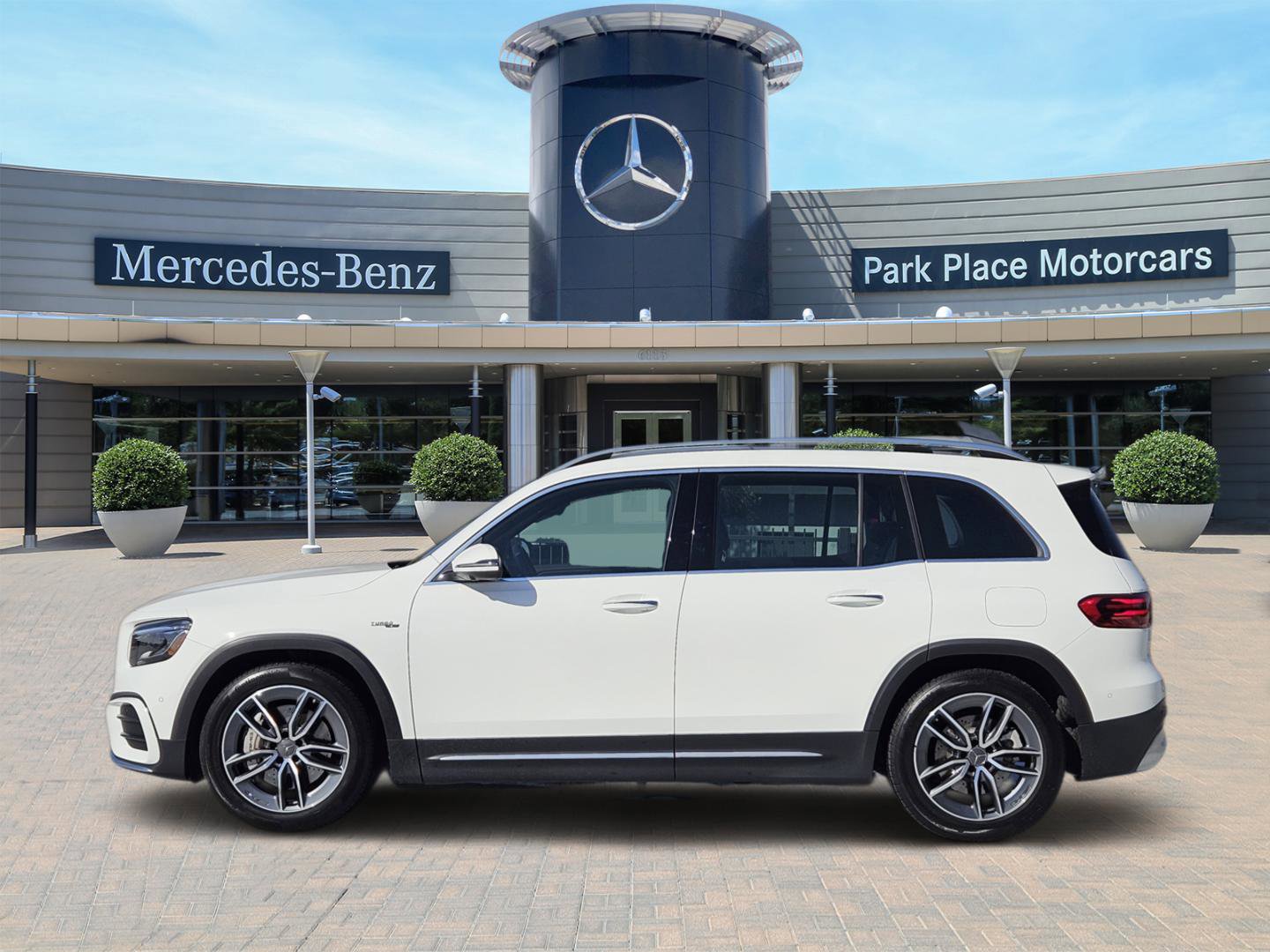 Used 2025 Mercedes-Benz GLB 35 AMG 4MATIC image 3