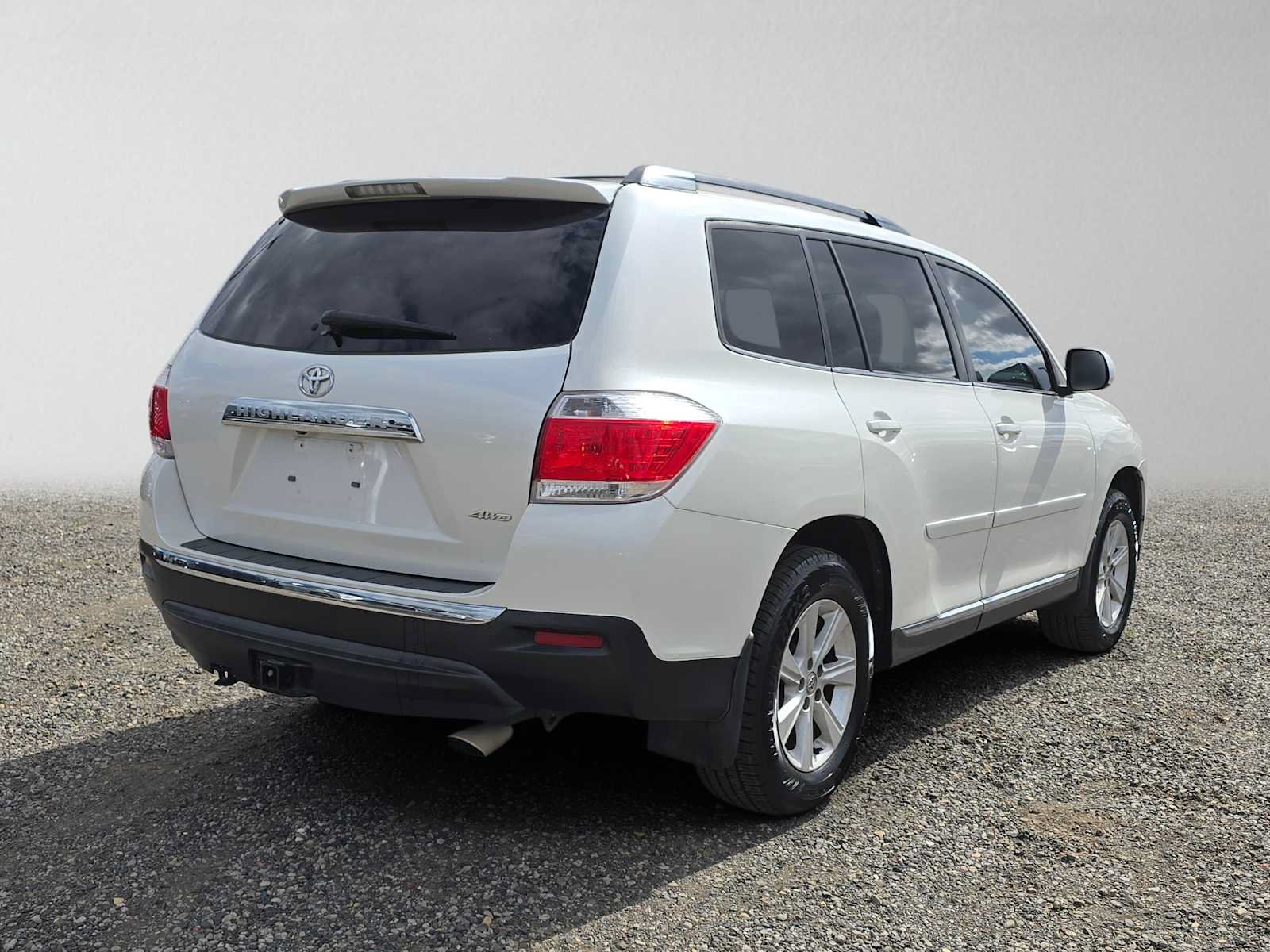 Used 2012 Toyota Highlander SE w/ Tow Pkg AWD/4WD image 3