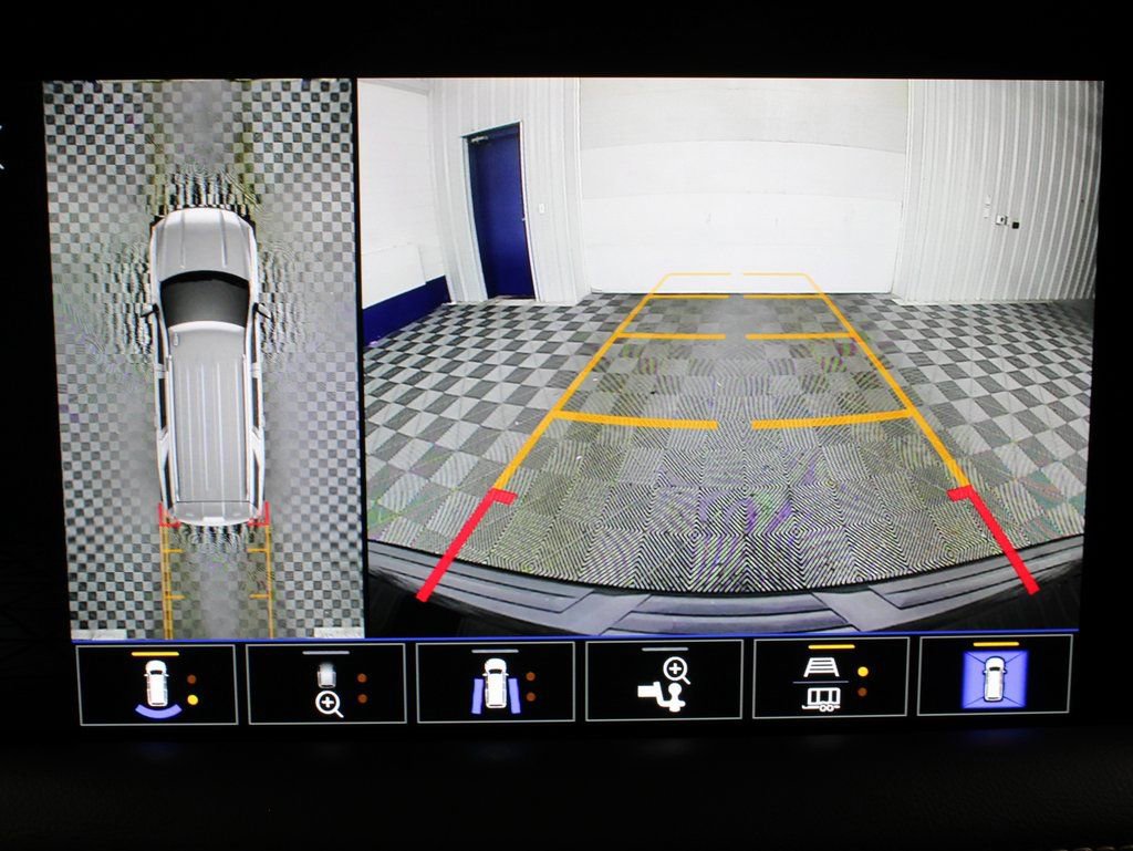 Used 2024 GMC Yukon XL SLT w/ SLT Luxury Package image 17