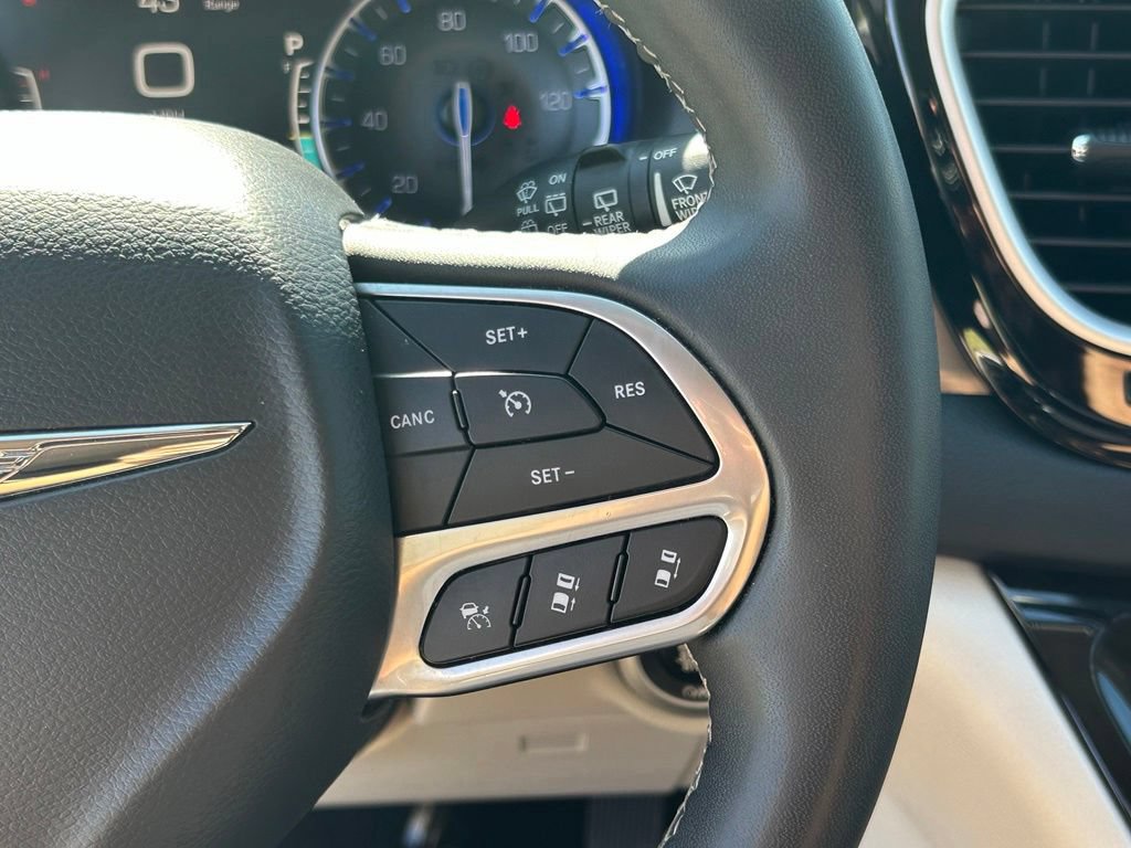 Used 2023 Chrysler Pacifica Touring-L FWD image 24