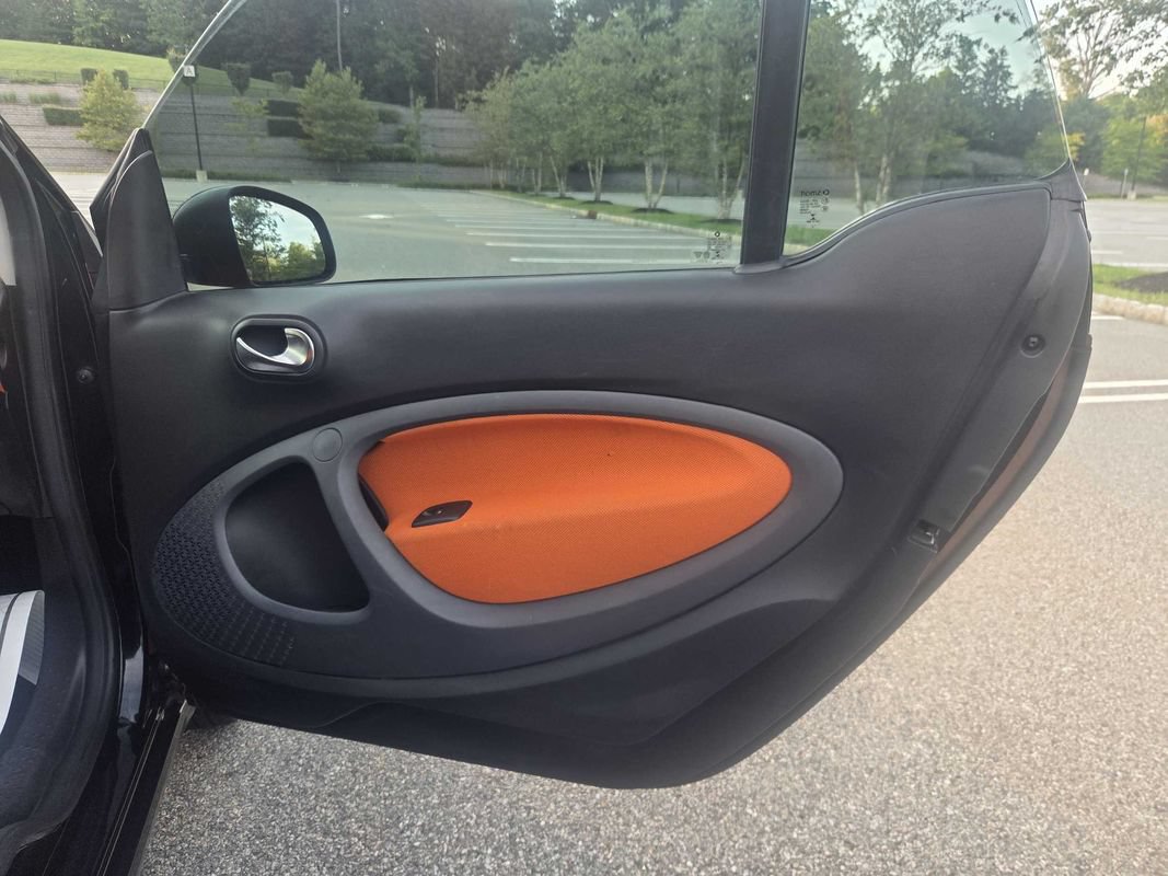 Used 2016 smart fortwo passion RWD image 12